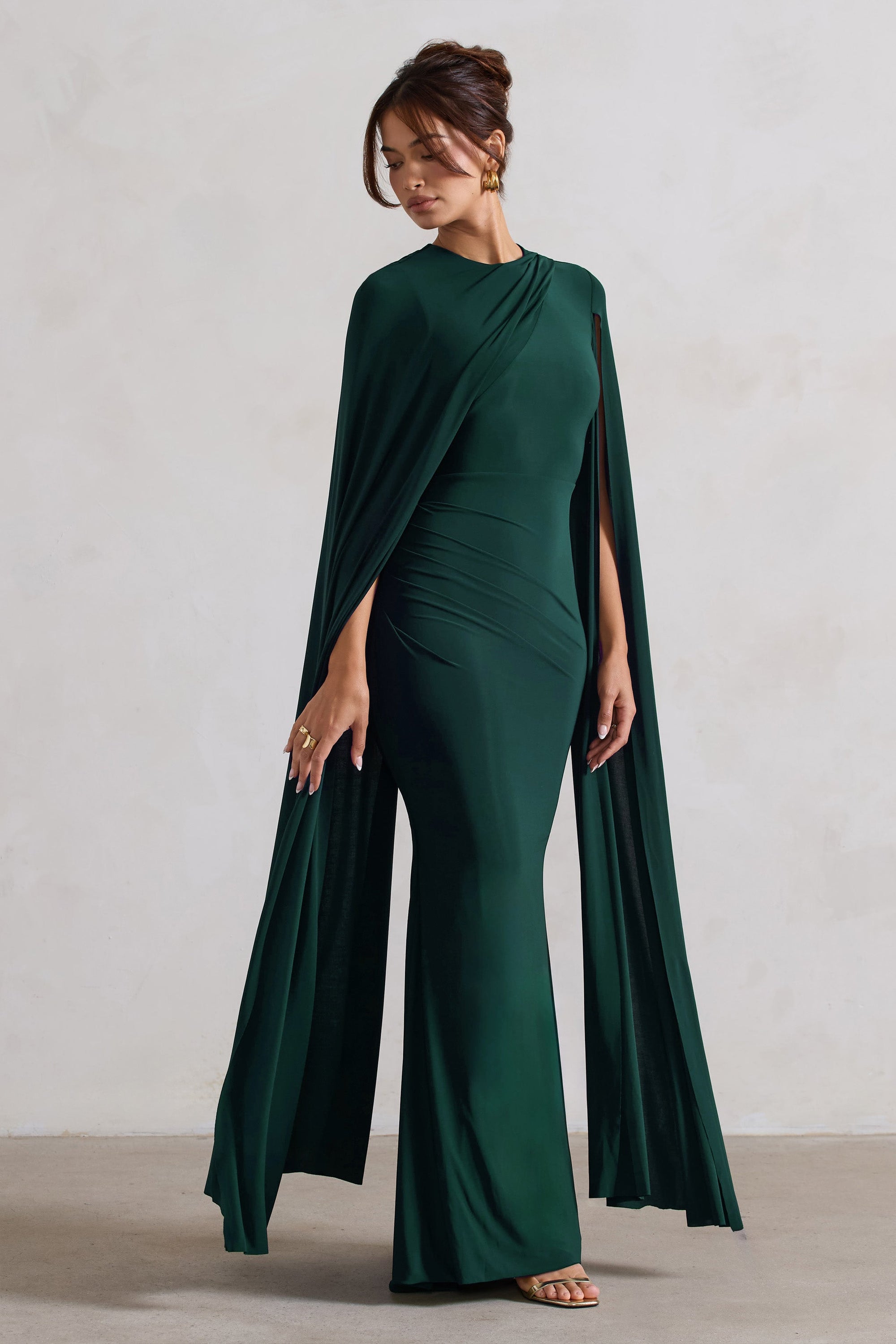 Magdelena | Vestido largo verde botella entallado con capa asimétrica