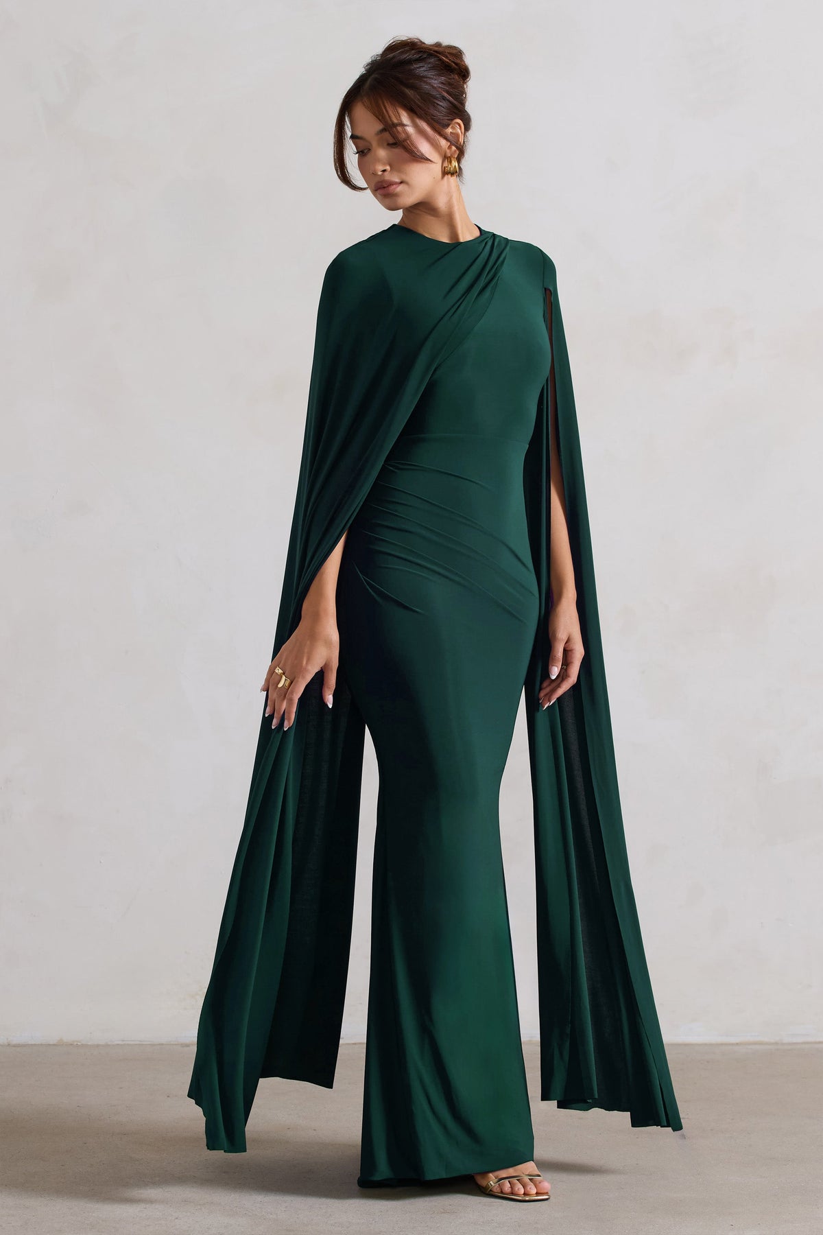 Magdelena | Vestido largo verde botella entallado con capa asimétrica