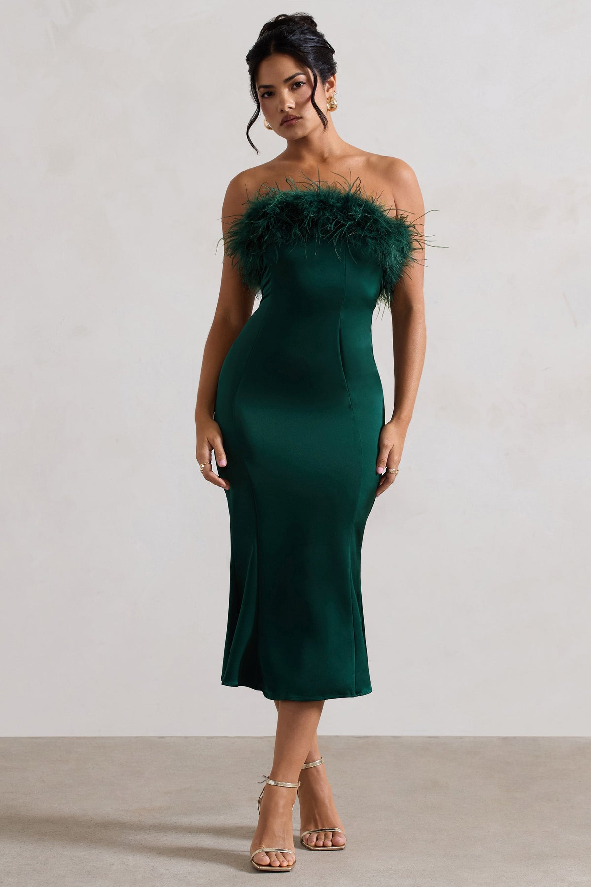 One And Only | Vestido midi de satén verde botella con ribete de plumas