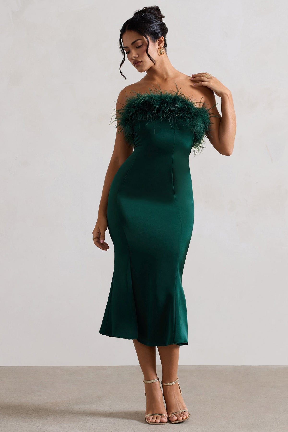 One And Only | Vestido midi de satén verde botella con ribete de plumas