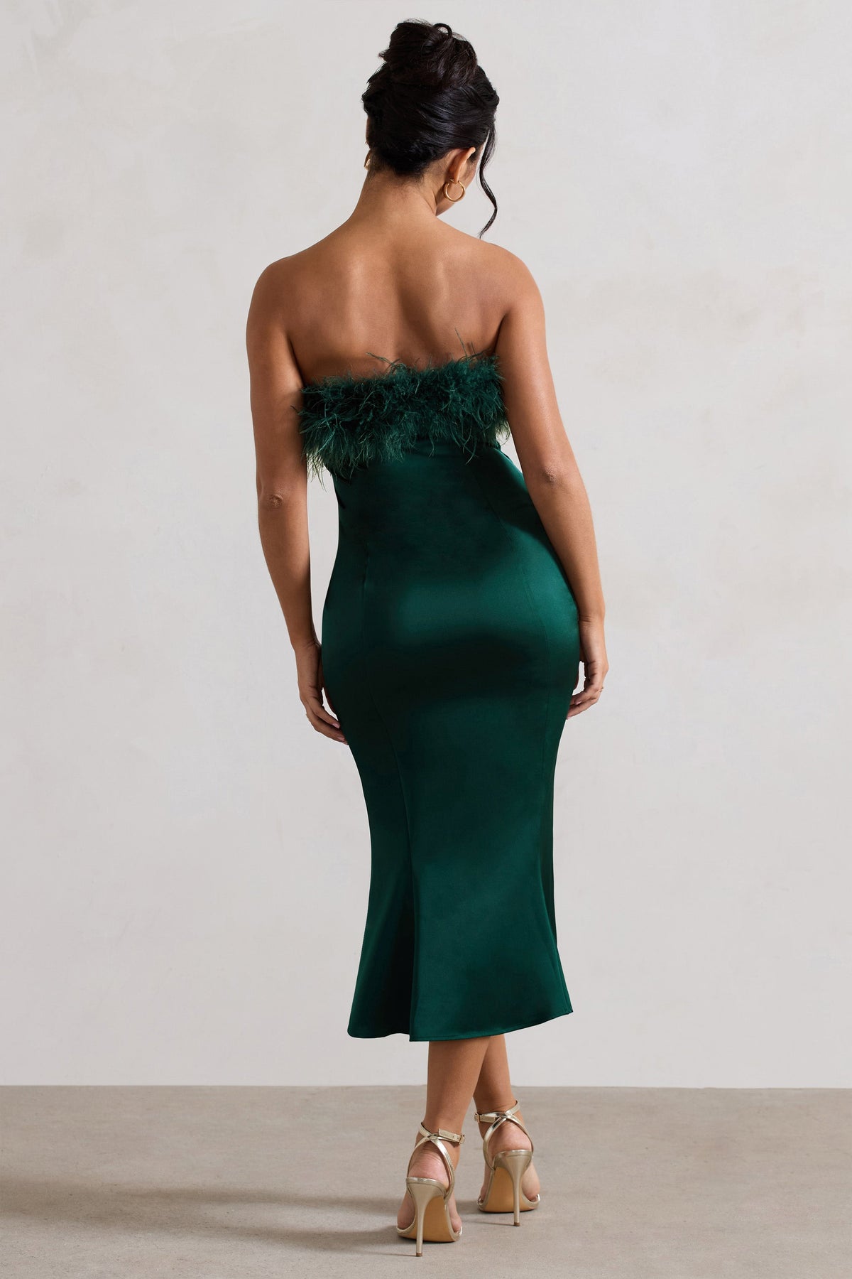 One And Only | Vestido midi de satén verde botella con ribete de plumas