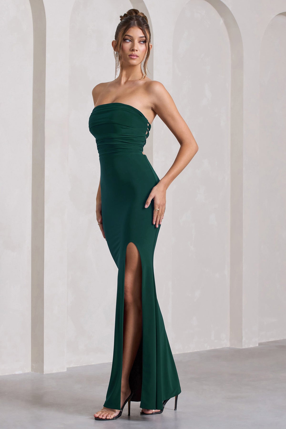 Midnight Calling | Vestido largo Verde Botella con Escote Palabra de Honor, Abertura y Cordones