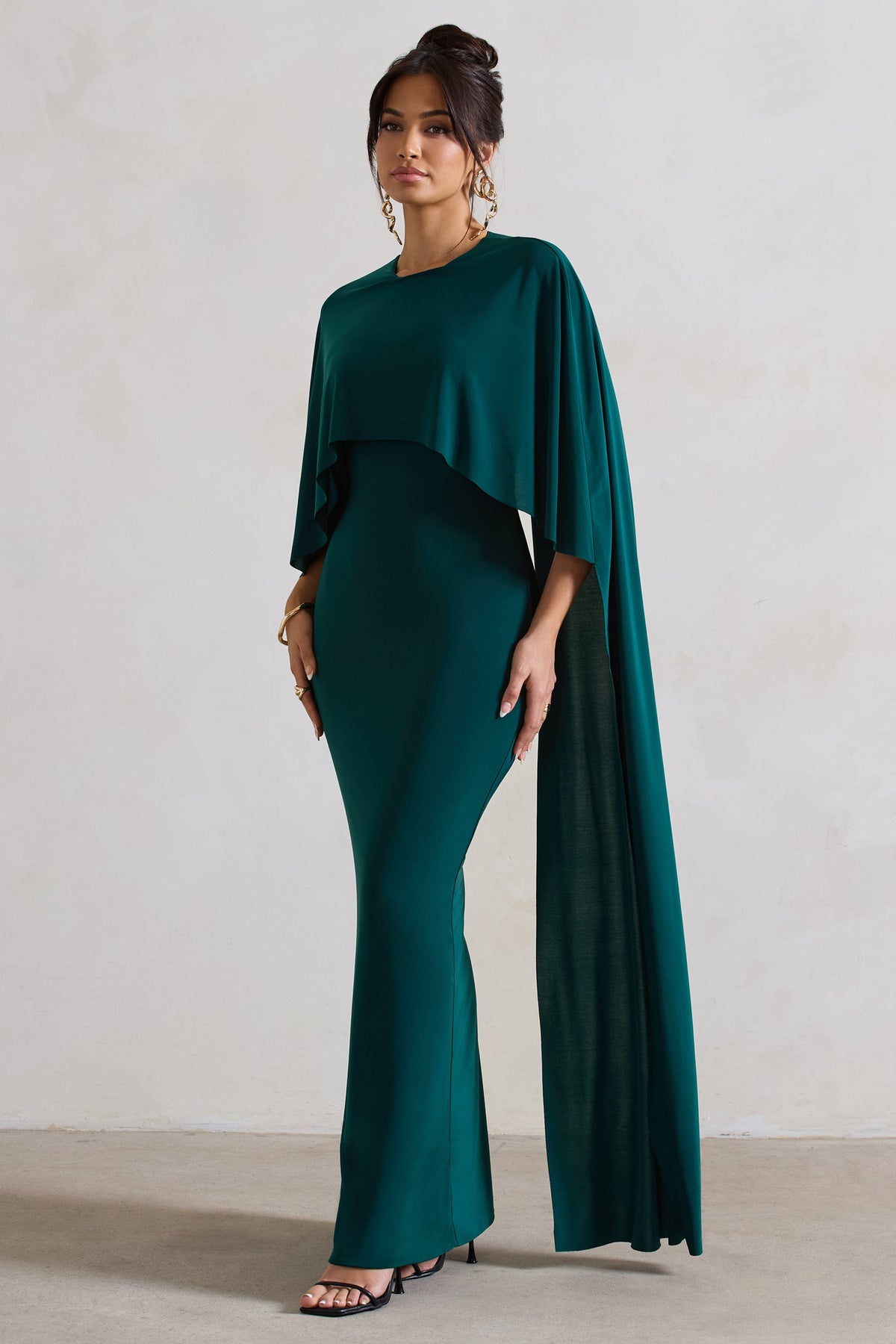 Padma | Vestido Largo Verde Botella con Mangas de Capa