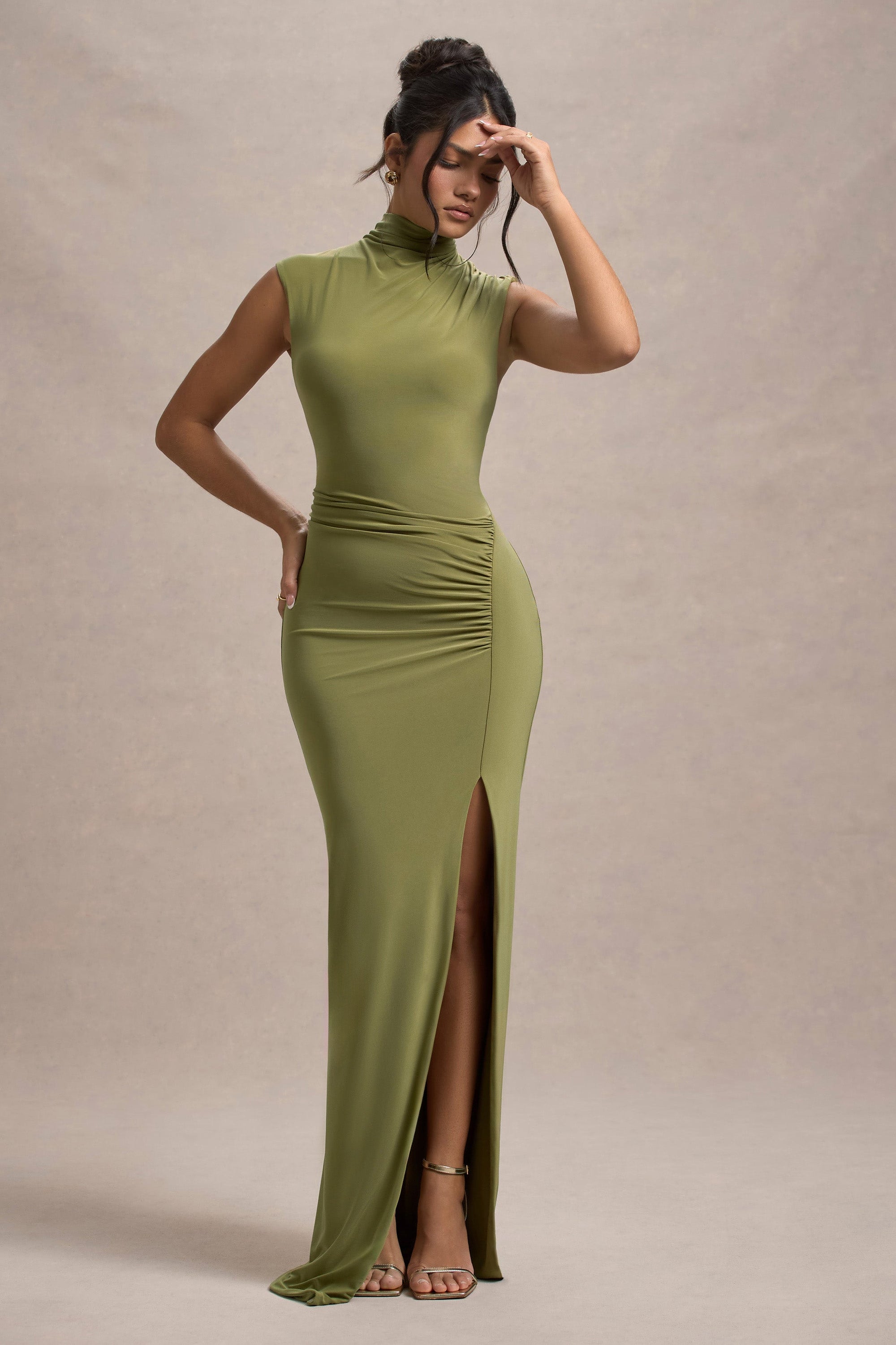 Lanetta | Vestido largo en color  Oliva con Fruncido y Escote Alto con Abertura