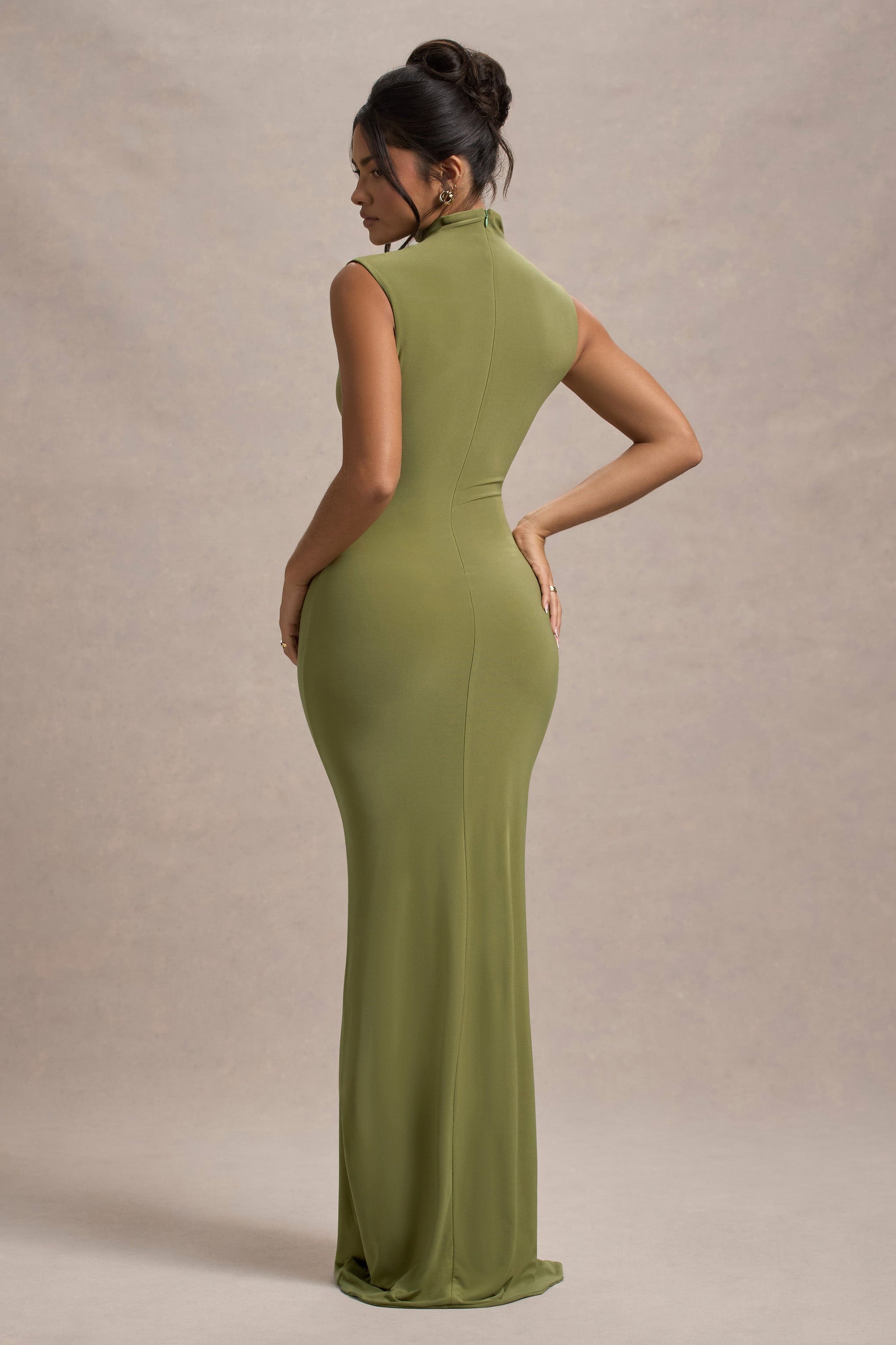 Lanetta | Vestido largo en color  Oliva con Fruncido y Escote Alto con Abertura