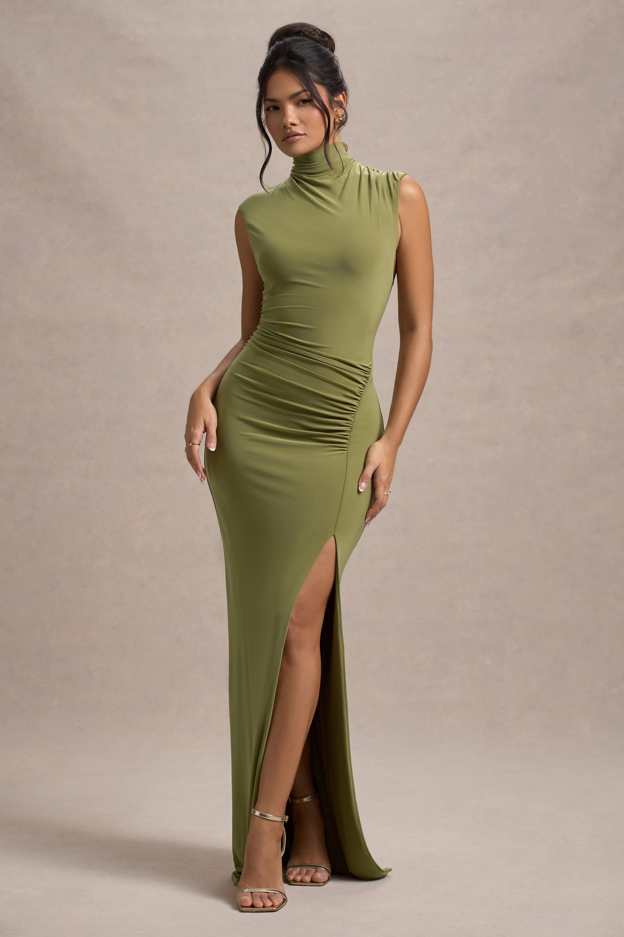 Lanetta | Vestido largo en color  Oliva con Fruncido y Escote Alto con Abertura