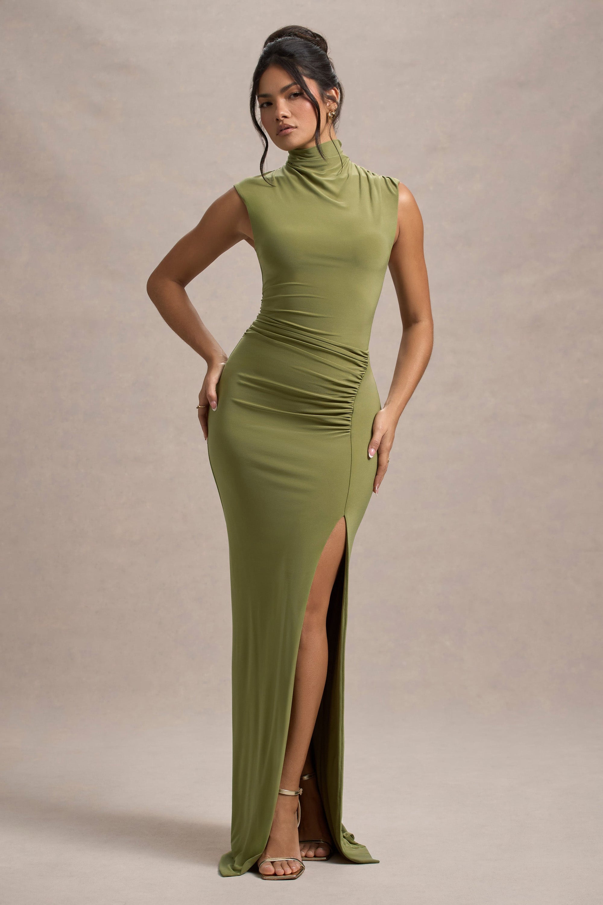 Lanetta | Vestido largo en color  Oliva con Fruncido y Escote Alto con Abertura
