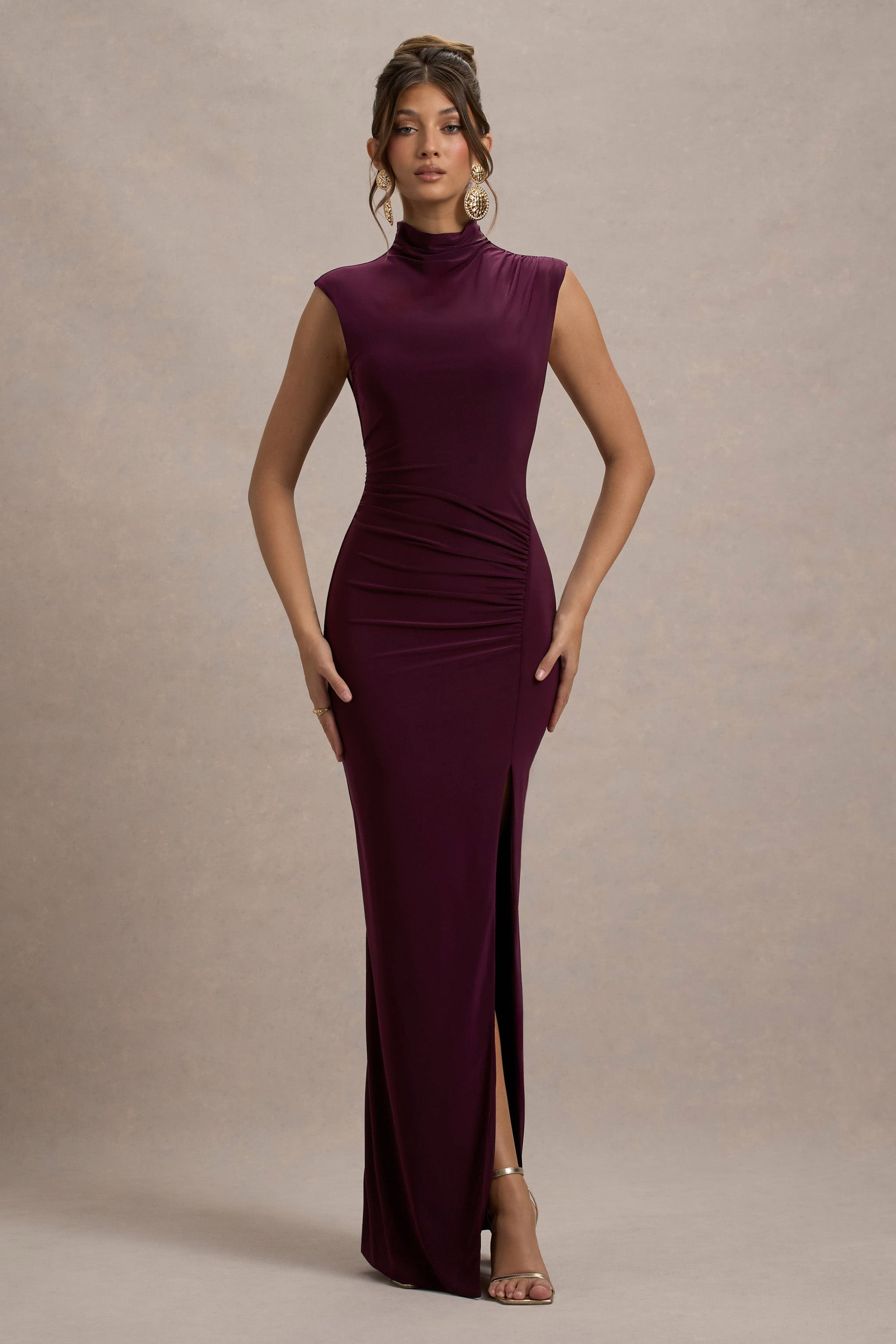 Lanetta |  Vestido largo en color Ciruela con Drapeado, Escote Alto y Abertura