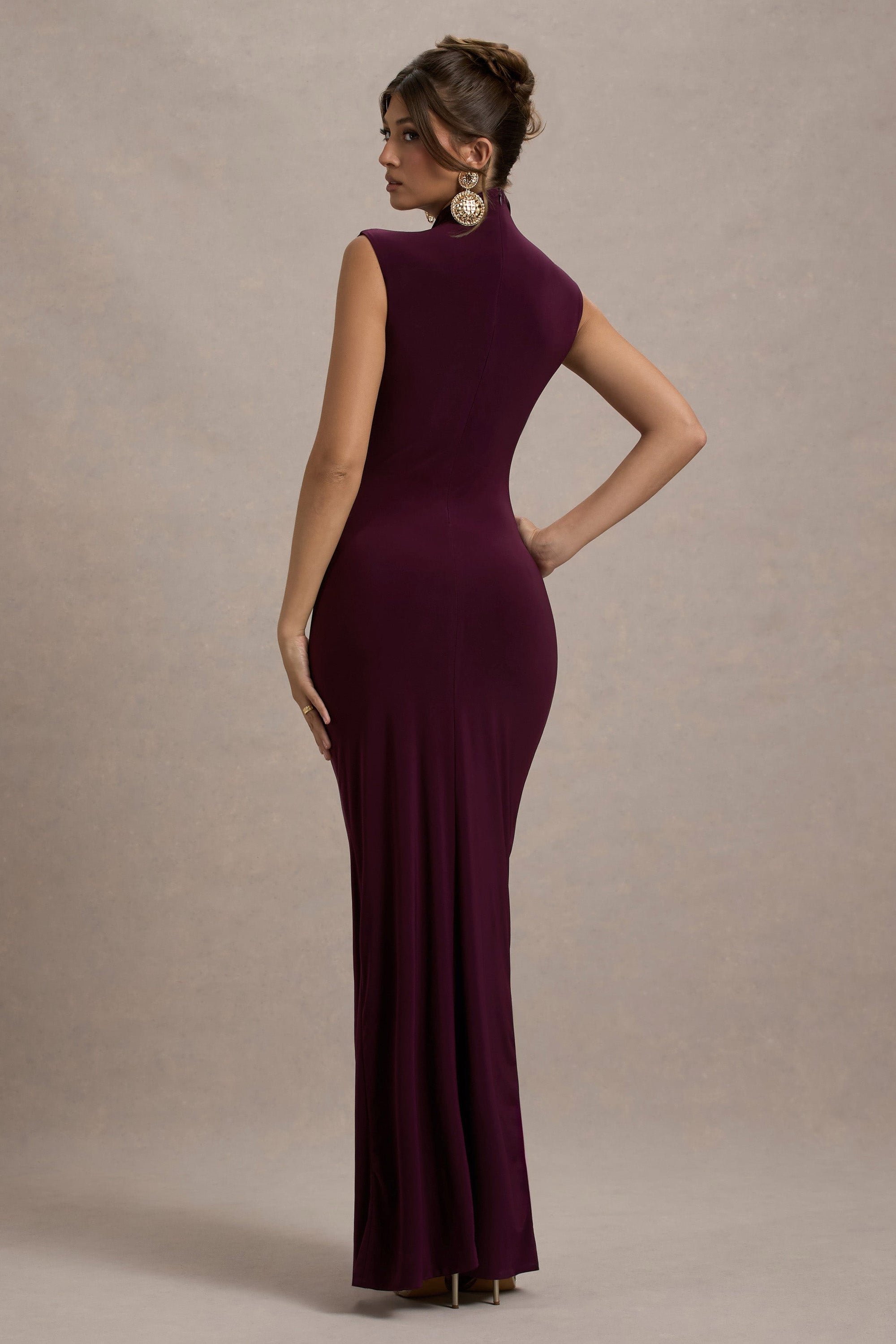 Lanetta |  Vestido largo en color Ciruela con Drapeado, Escote Alto y Abertura