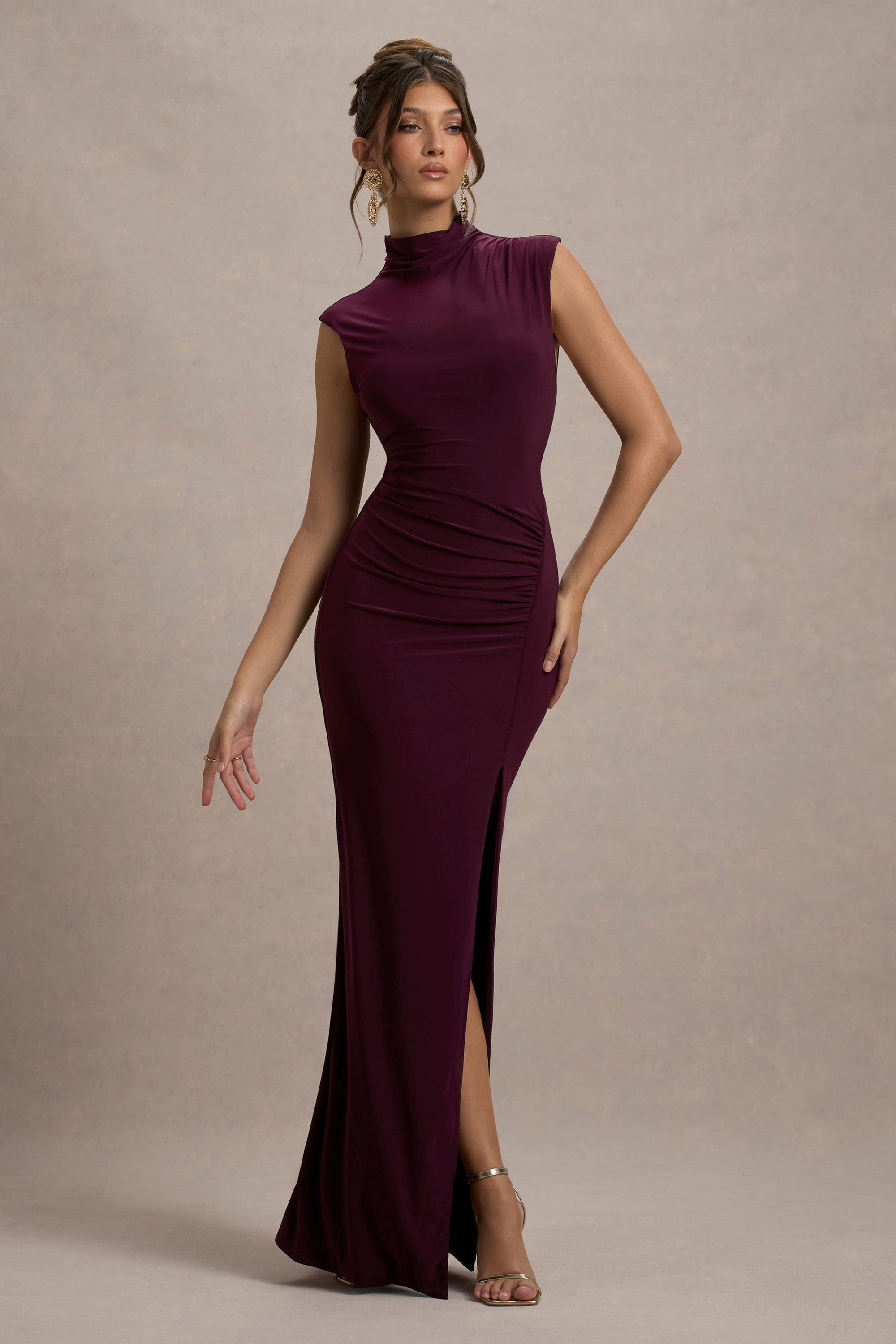 Lanetta |  Vestido largo en color Ciruela con Drapeado, Escote Alto y Abertura