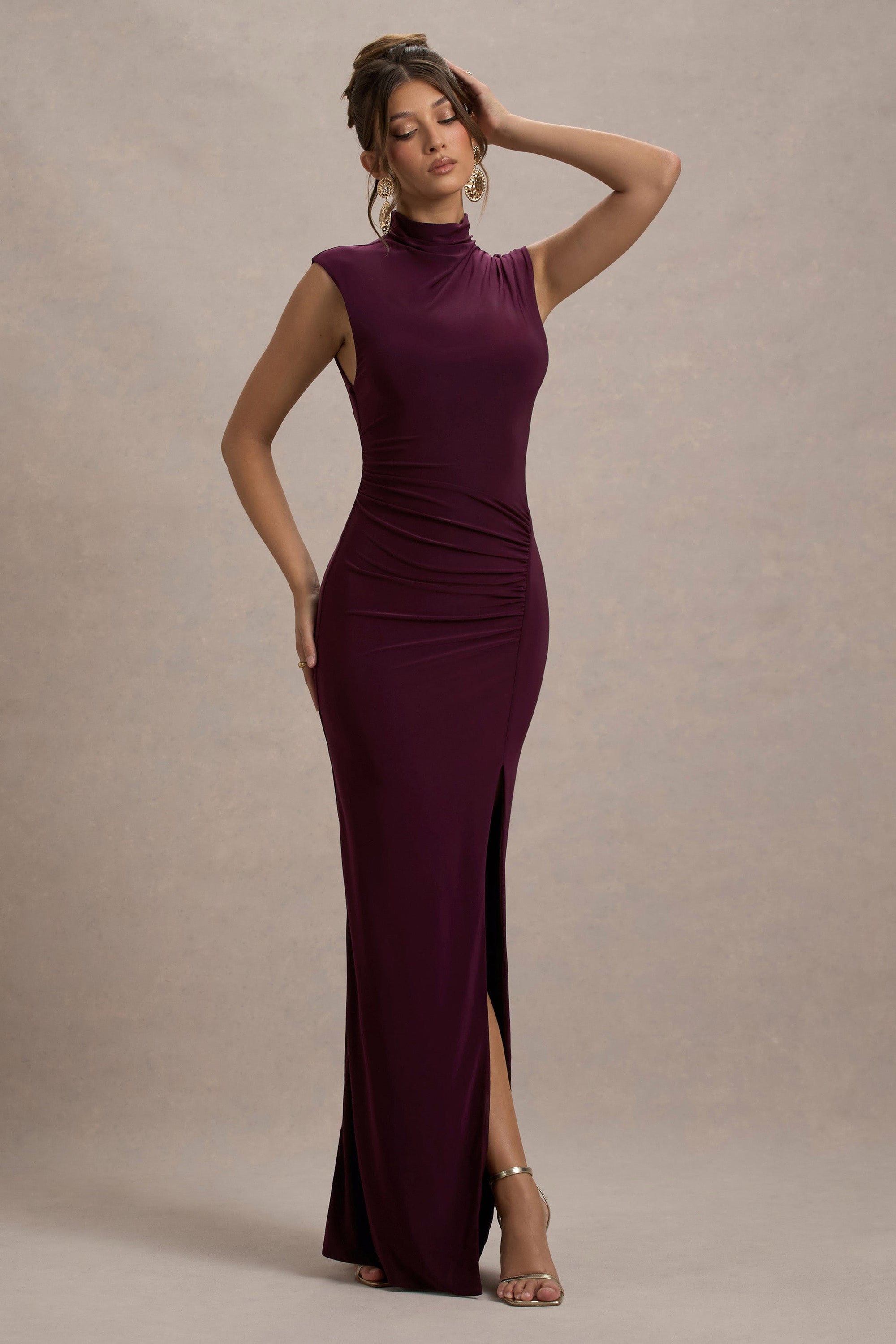 Lanetta |  Vestido largo en color Ciruela con Drapeado, Escote Alto y Abertura