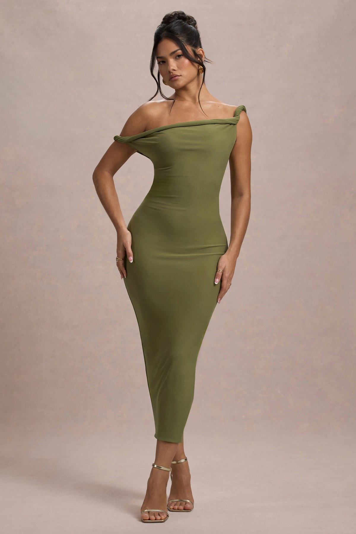 Salome | Vestido Midi verde oliva con escote asimétrico retorcido