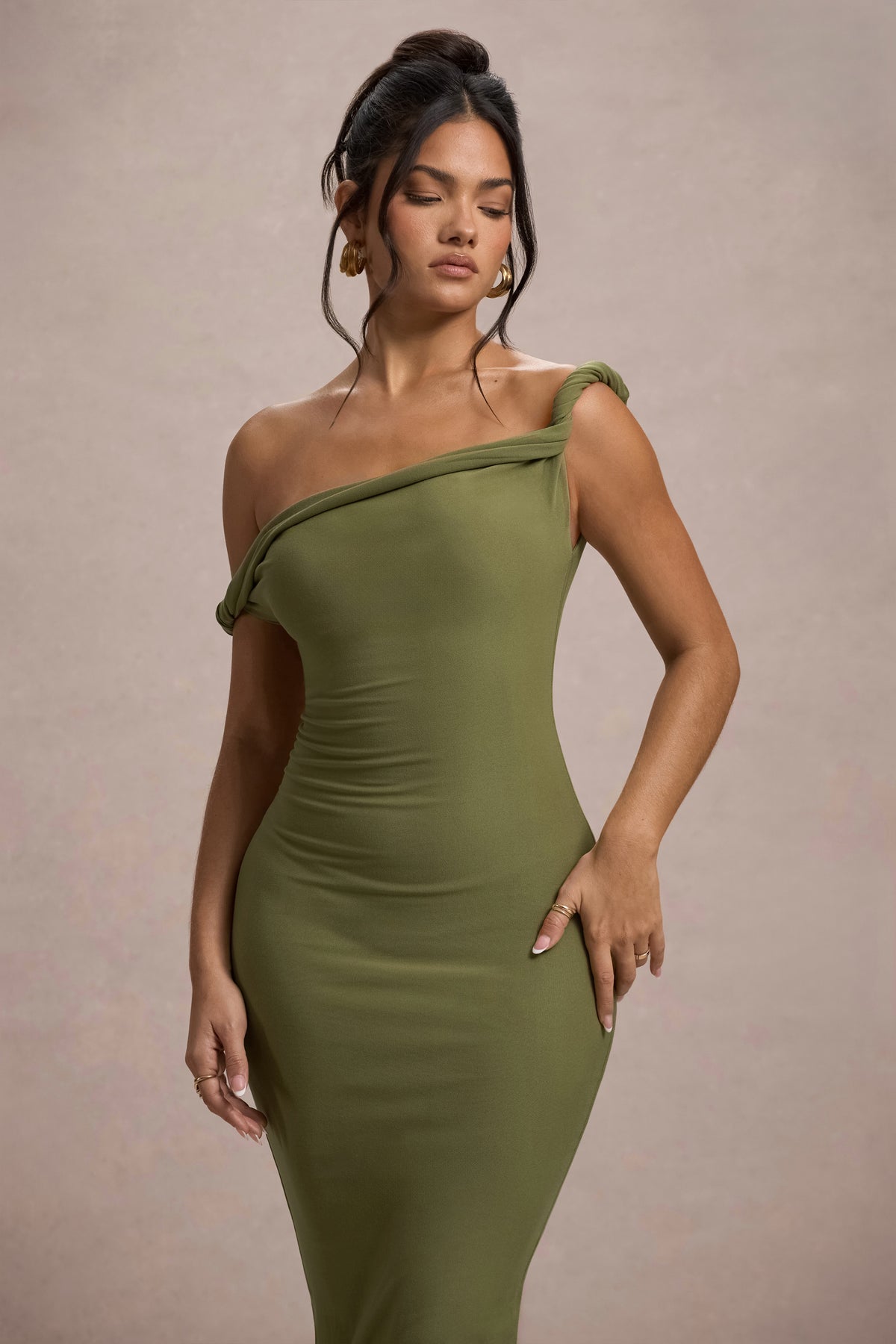 Salome | Vestido Midi verde oliva con escote asimétrico retorcido