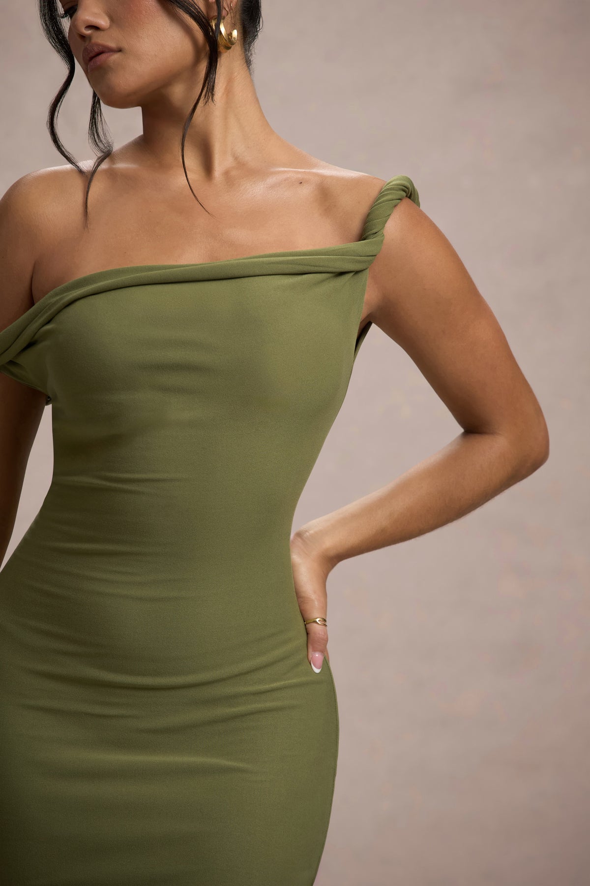 Salome | Vestido Midi verde oliva con escote asimétrico retorcido