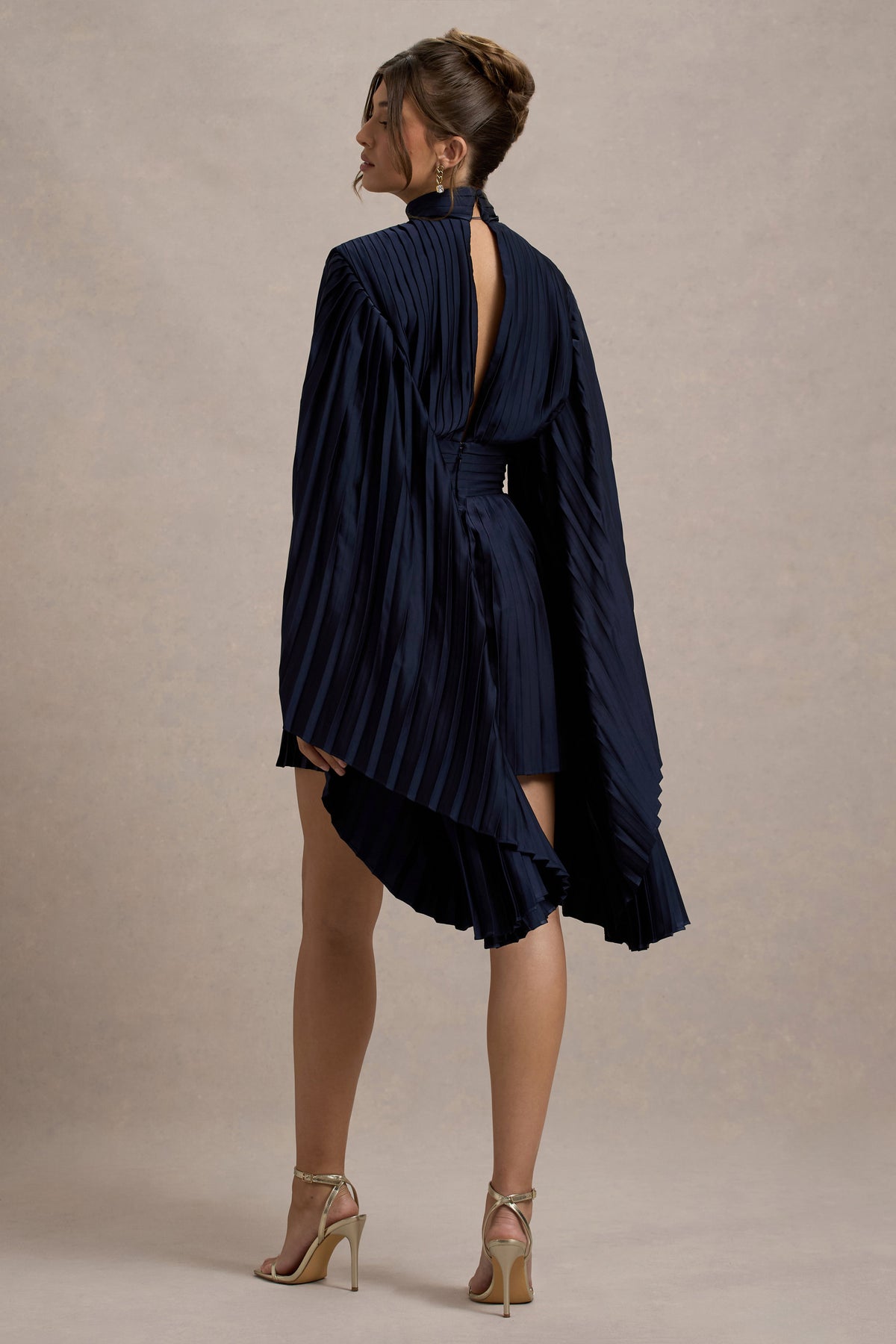 Charity | Vestido corto plisado de cuello alto con mangas tipo capa en azul marino