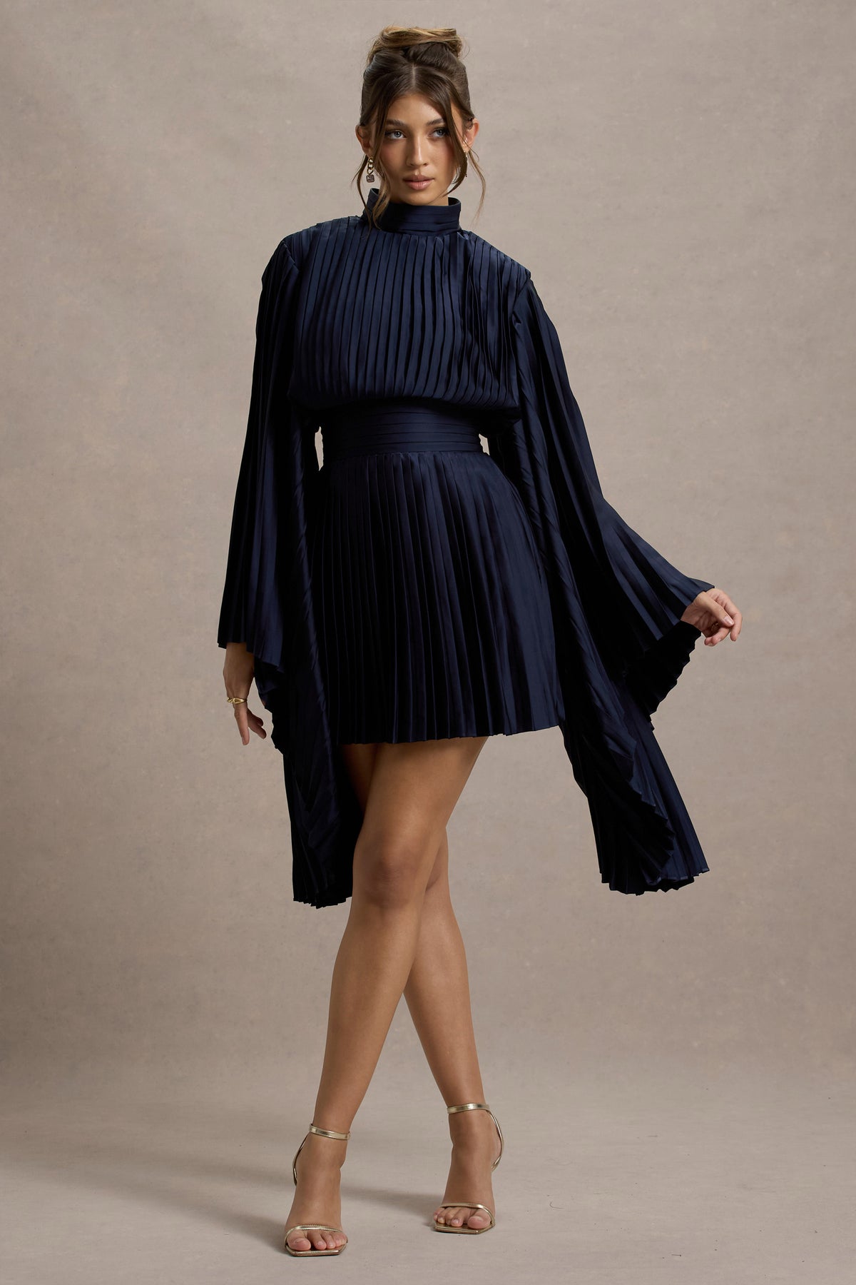 Charity | Vestido corto plisado de cuello alto con mangas tipo capa en azul marino