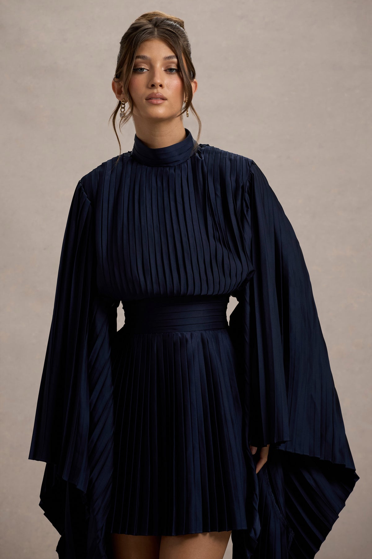 Charity | Vestido corto plisado de cuello alto con mangas tipo capa en azul marino