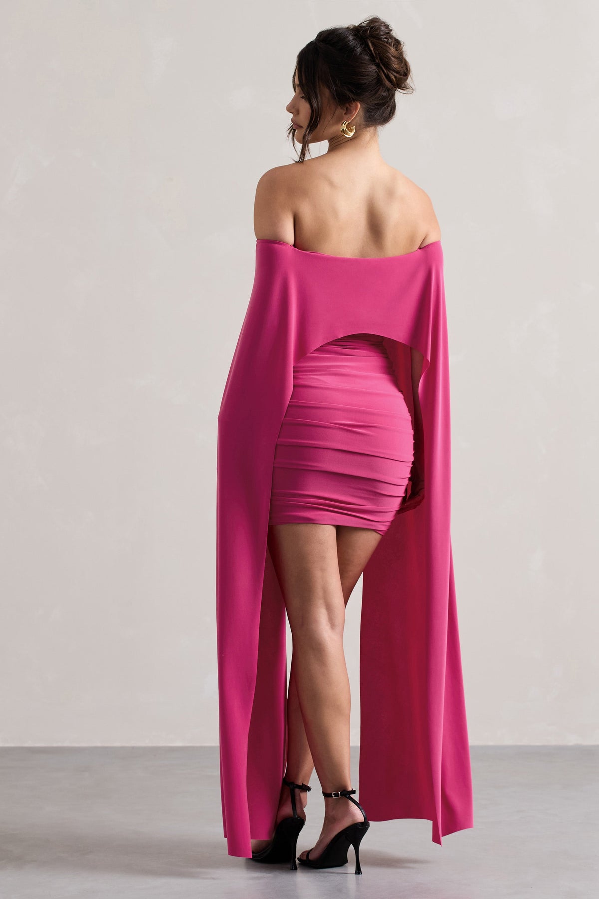 Disco | Vestido mini color rosa oscuro con mangas tipo capa estilo Bardot.