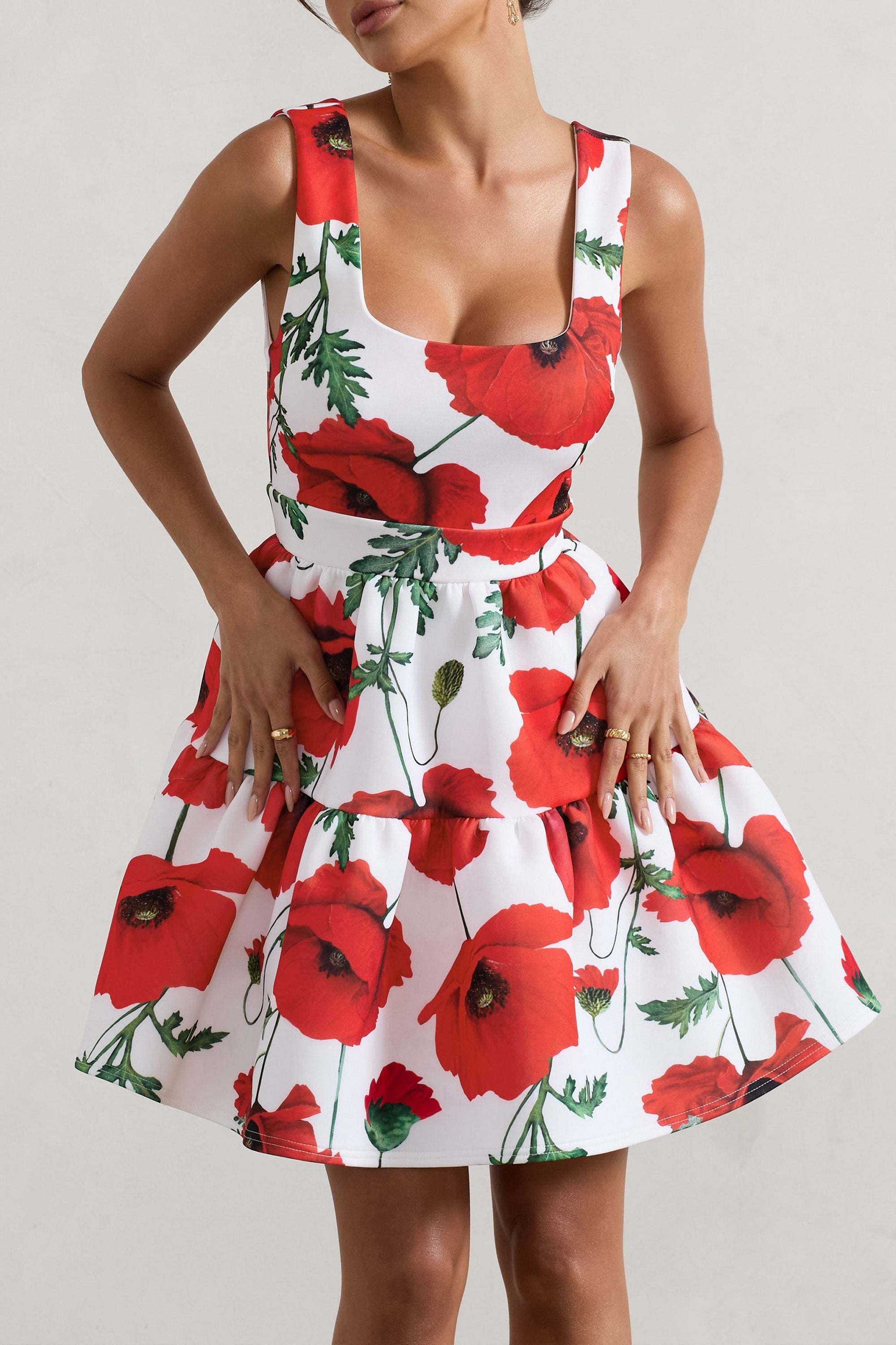 Alia | Vestido Corto Con Volumen Escalonado y Cuello Redondo Estampado de Amapolas