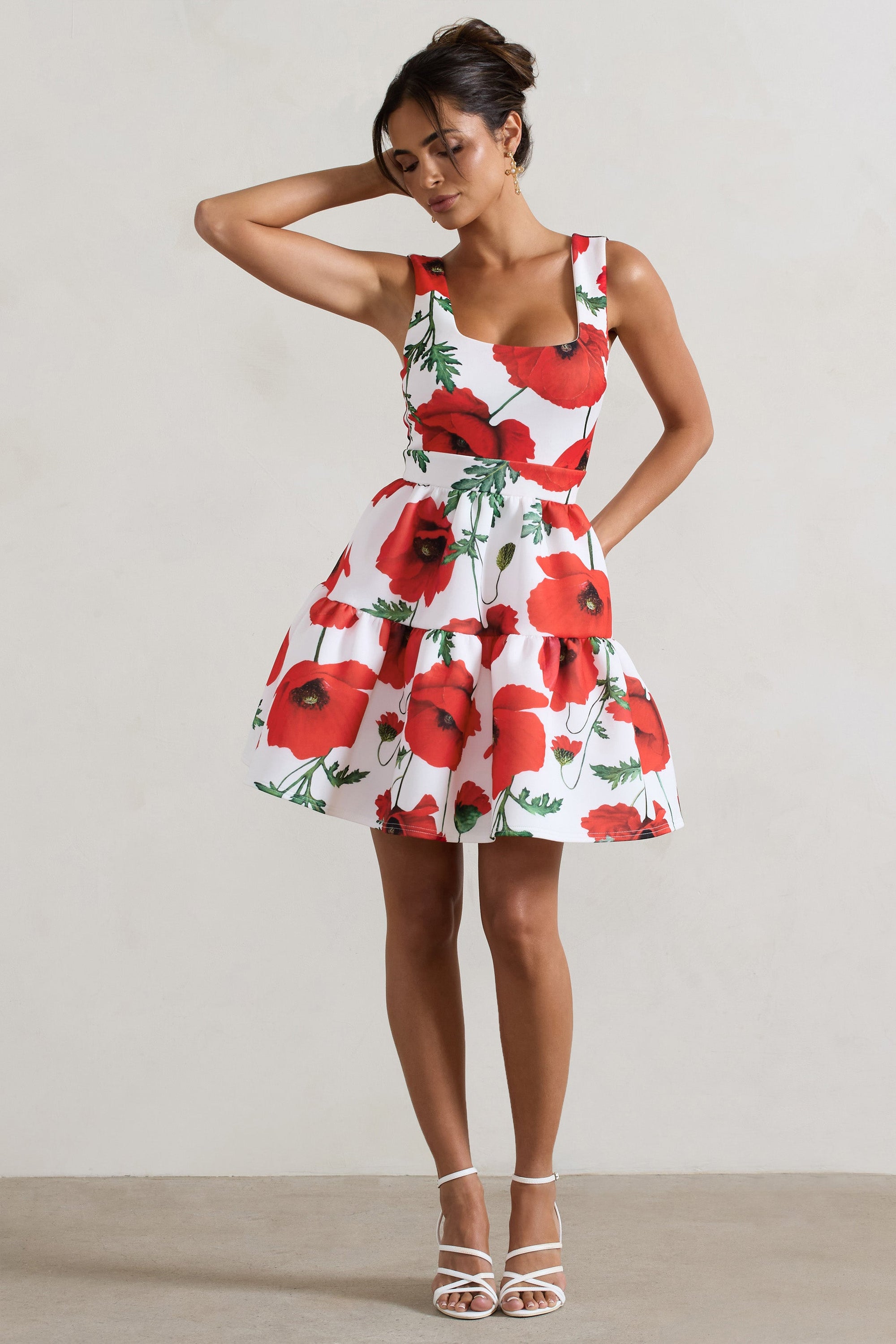 Alia | Vestido Corto Con Volumen Escalonado y Cuello Redondo Estampado de Amapolas