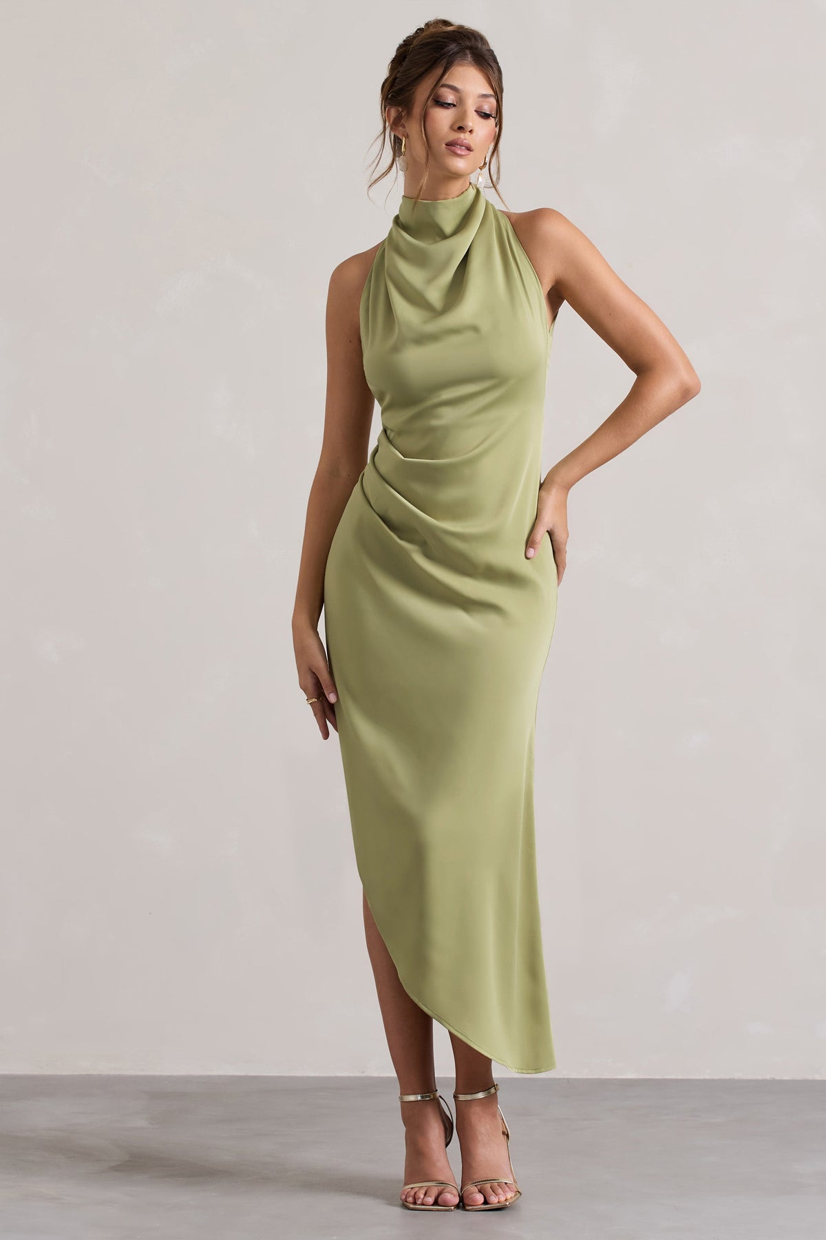 Sophina | Vestido midi asimétrico de satén en color oliva claro con escote drapeado.