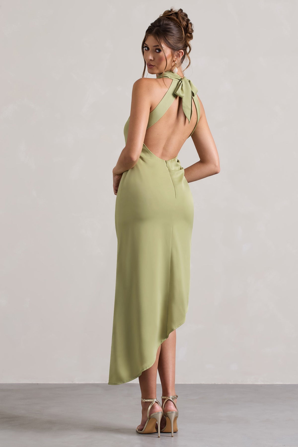 Sophina | Vestido midi asimétrico de satén en color oliva claro con escote drapeado.