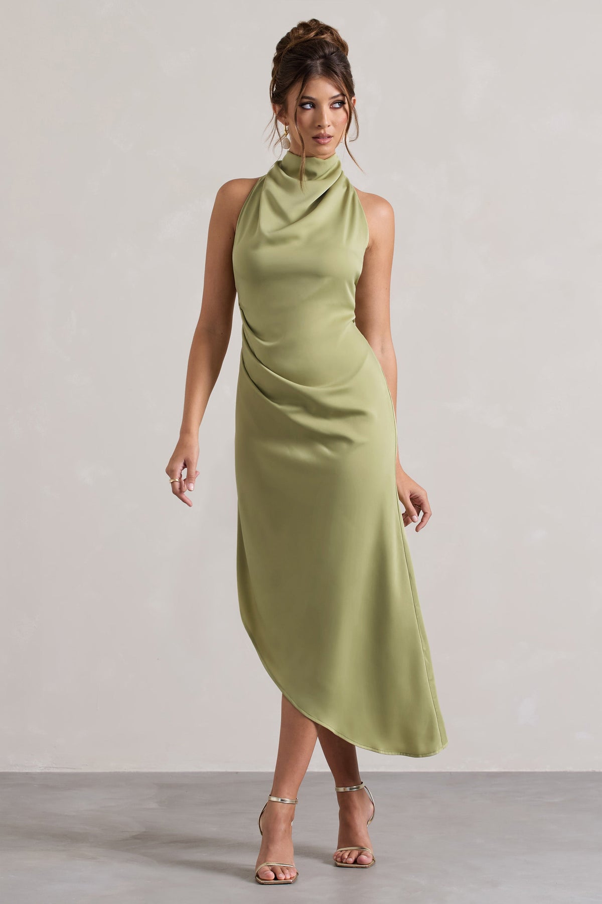 Sophina | Vestido midi asimétrico de satén en color oliva claro con escote drapeado.