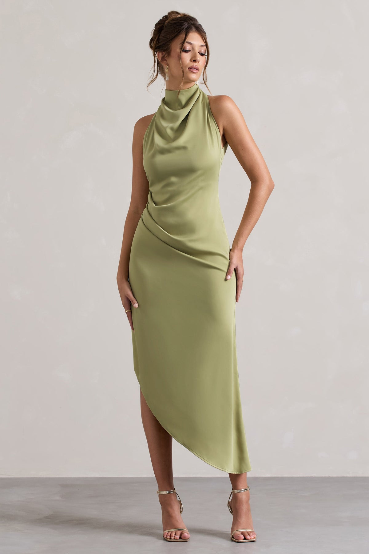 Sophina | Vestido midi asimétrico de satén en color oliva claro con escote drapeado.