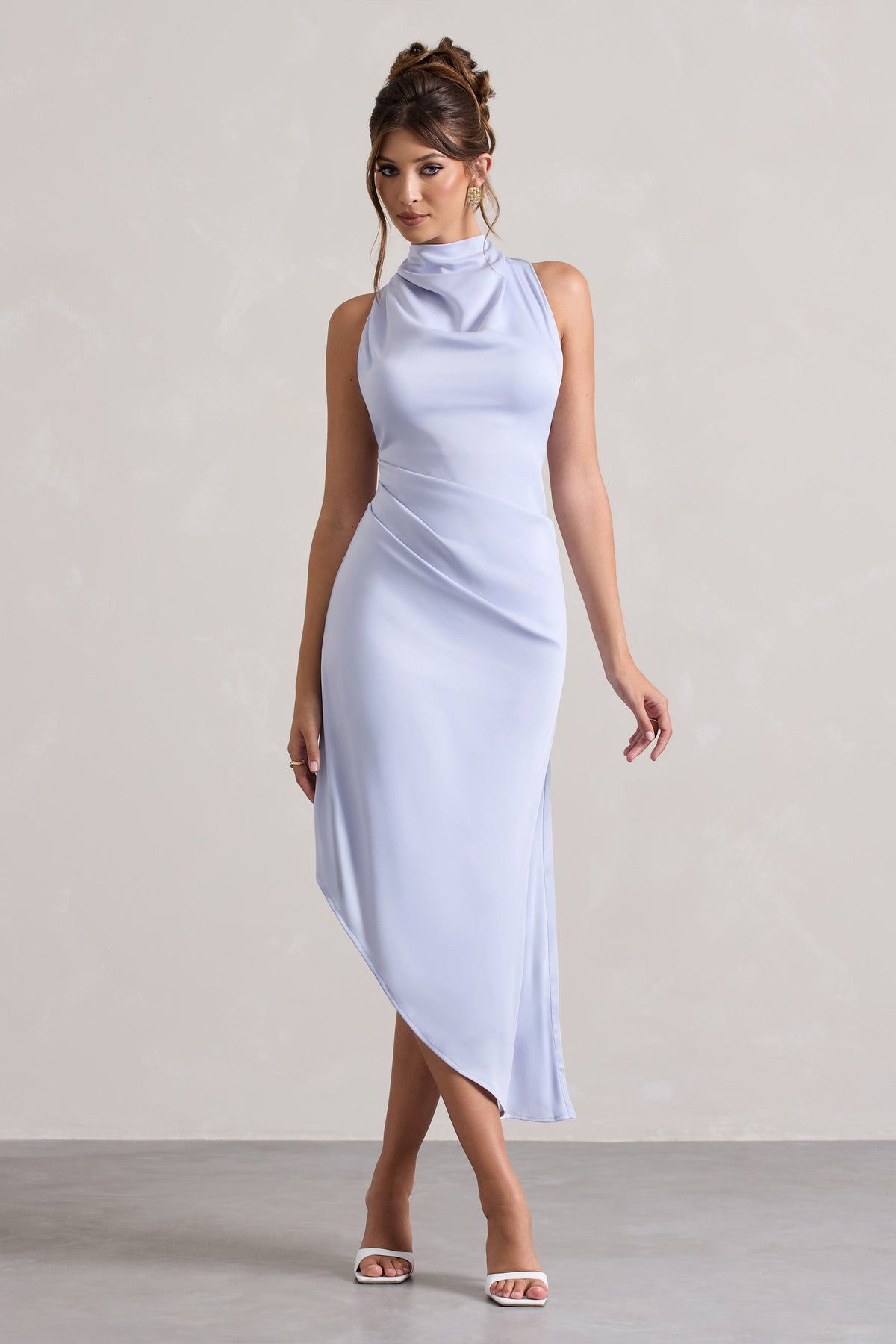 Sophina | Vestido midi asimétrico de satén azul cielo con escote drapeado