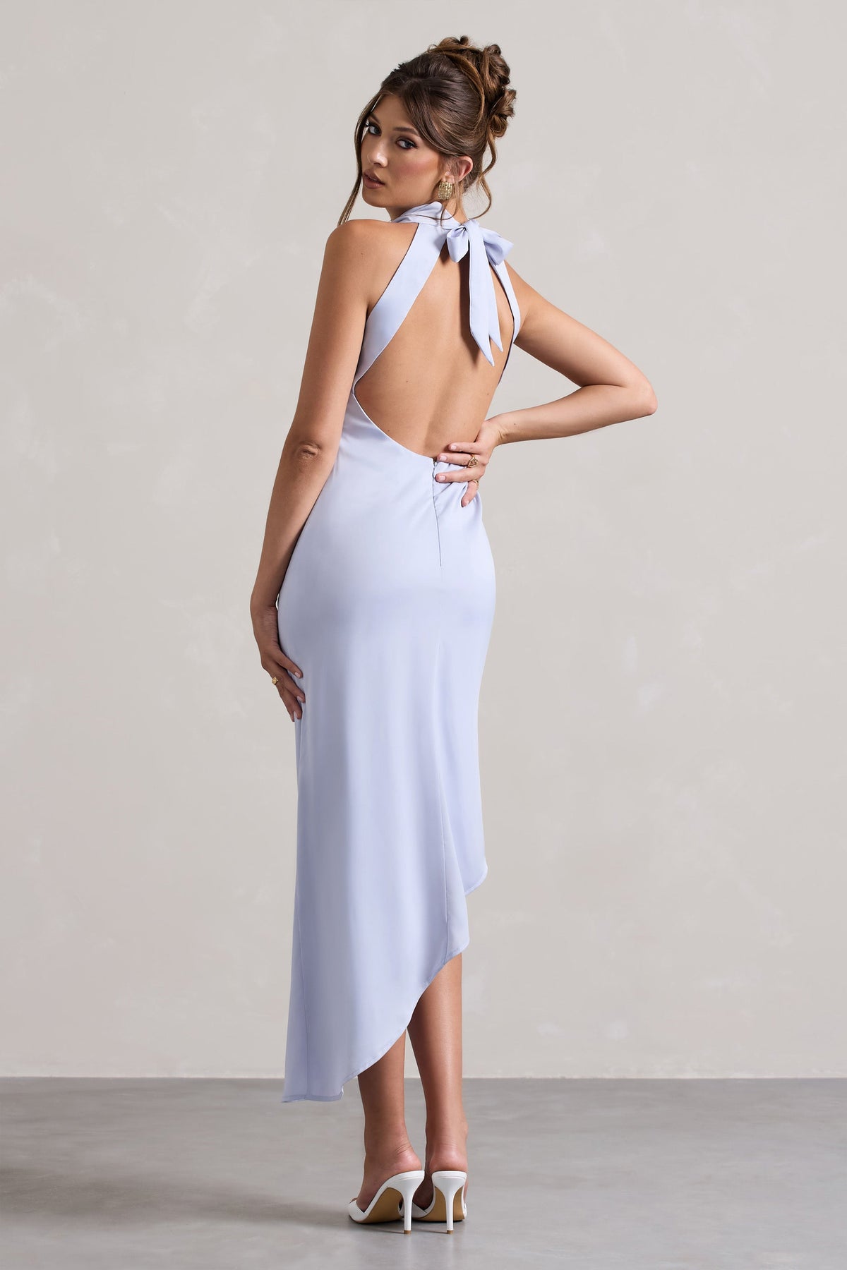 Sophina | Vestido midi asimétrico de satén azul cielo con escote drapeado