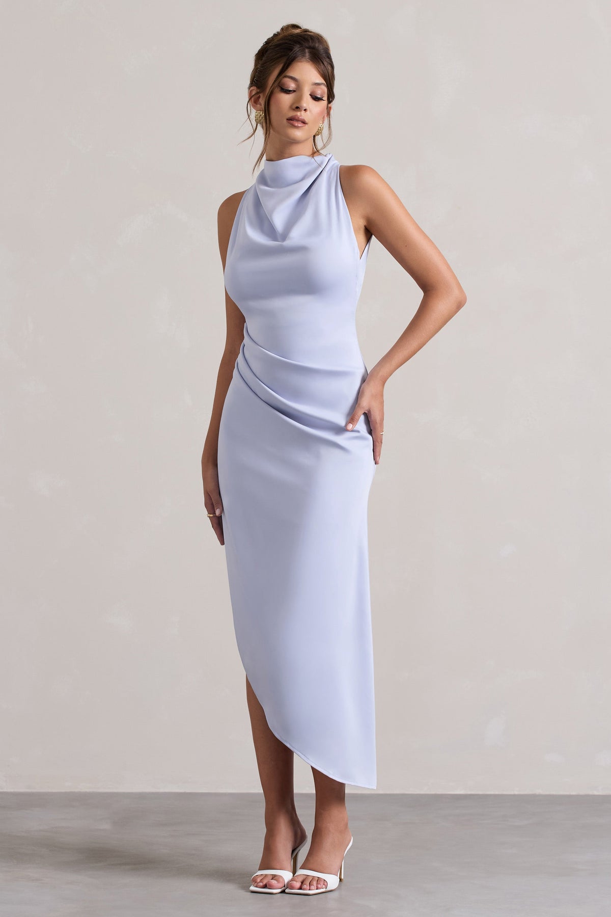 Sophina | Vestido midi asimétrico de satén azul cielo con escote drapeado