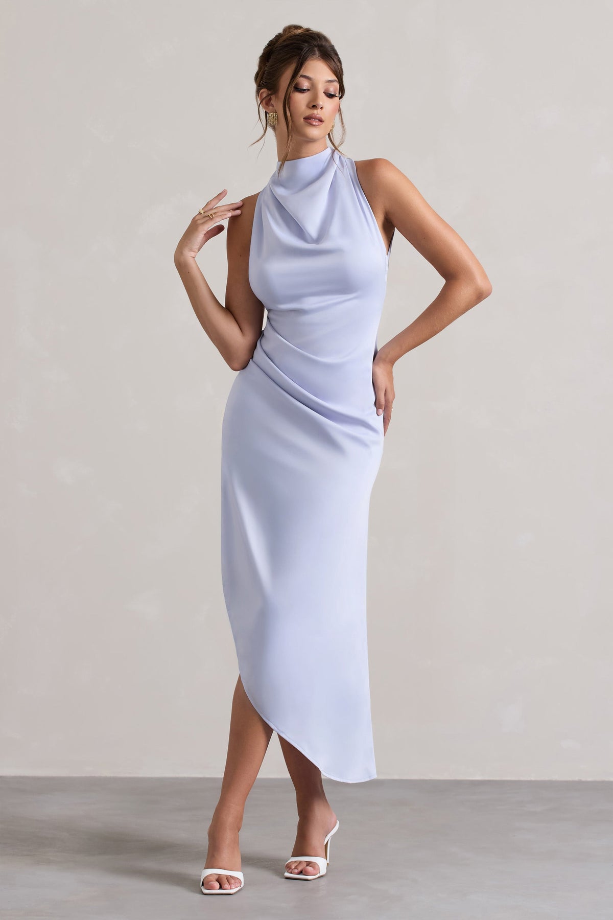 Sophina | Vestido midi asimétrico de satén azul cielo con escote drapeado