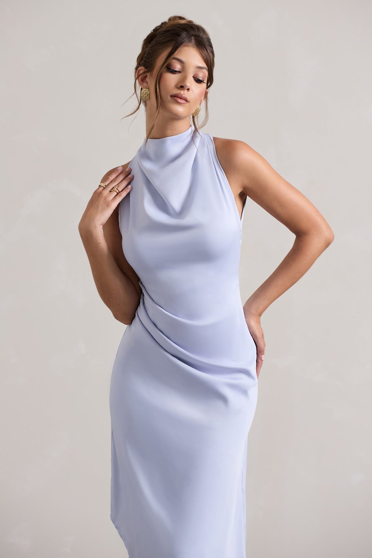 Sophina | Vestido midi asimétrico de satén azul cielo con escote drapeado