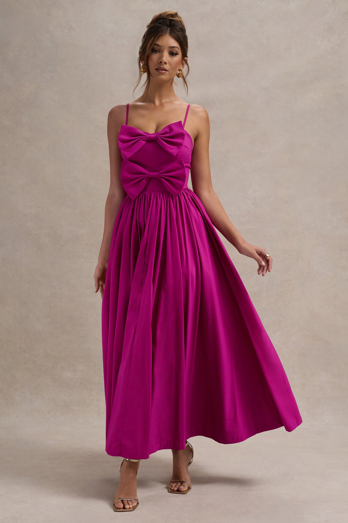 Loved Up | Vestido largo en color fucsia y con detalle de lazos en el escote