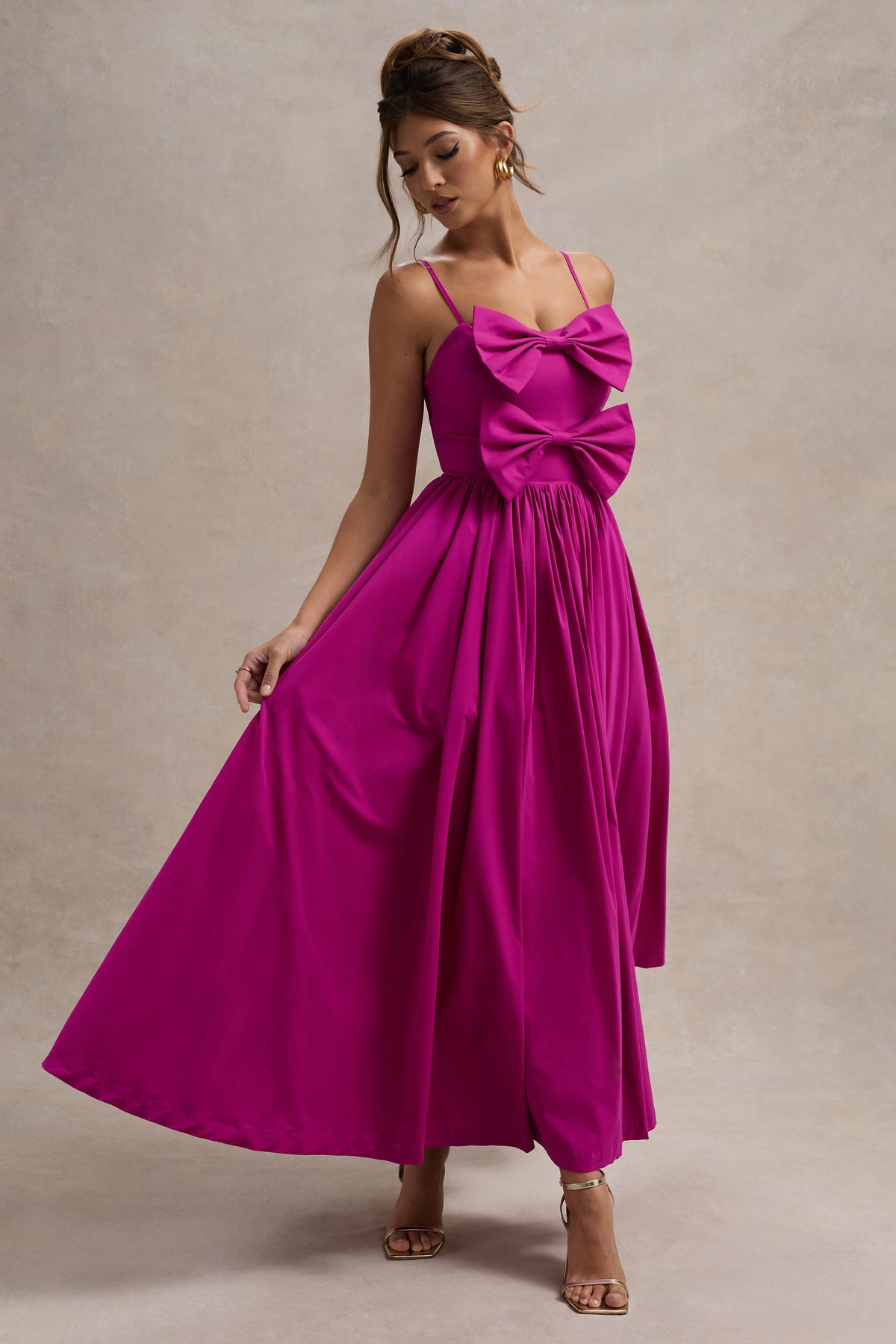 Loved Up | Vestido largo en color fucsia y con detalle de lazos en el escote