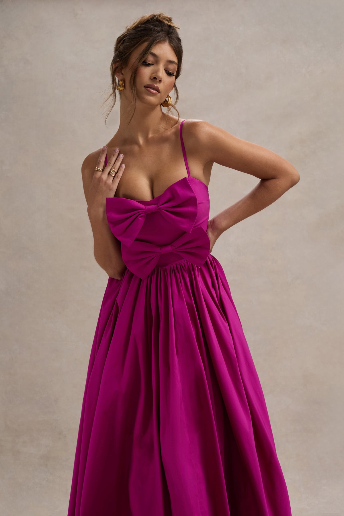 Loved Up | Vestido largo en color fucsia y con detalle de lazos en el escote