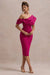 Adrina | Vestido Midi en fucsia ajustado con escote asimétrico con drapeado