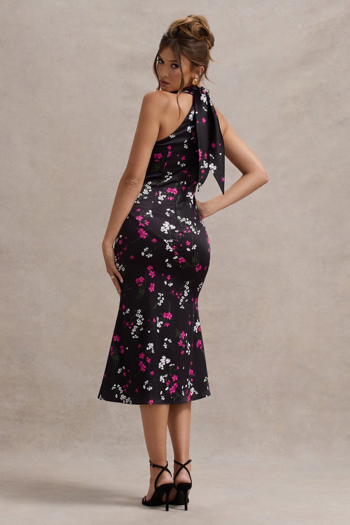 Violette | Vestido Midi de Satén Negro con Estampado Floral Pequeño, Escote Alto y Abertura