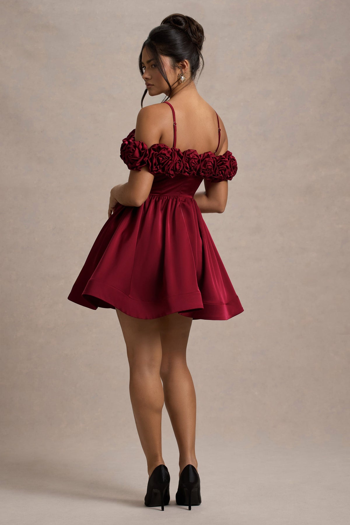Poppy Dream | Vestido corto rojo con detalle floral en el escote y falda skater