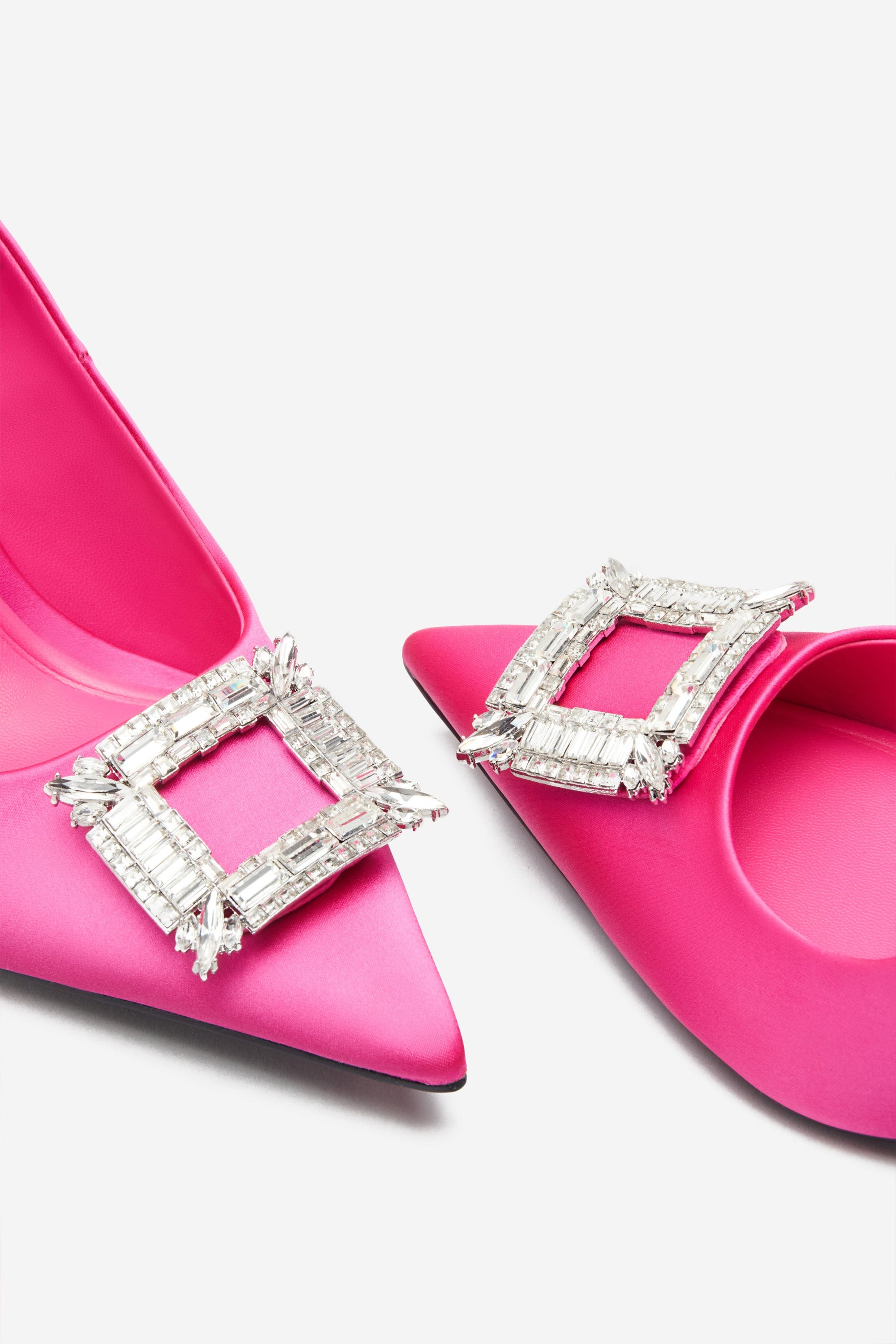 Lawless | Tacones de Satén Rosa Fucsia con Punta y Broches de brillantes