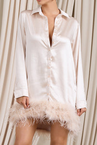 Step It Up | Vestido corto de Satén Marfil con Ribete de Plumas