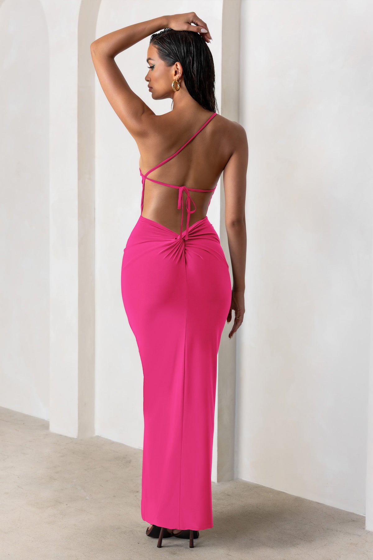 Dressing Up | Vestido Largo Rosa Fucsia Asimétrico con espada descubierta