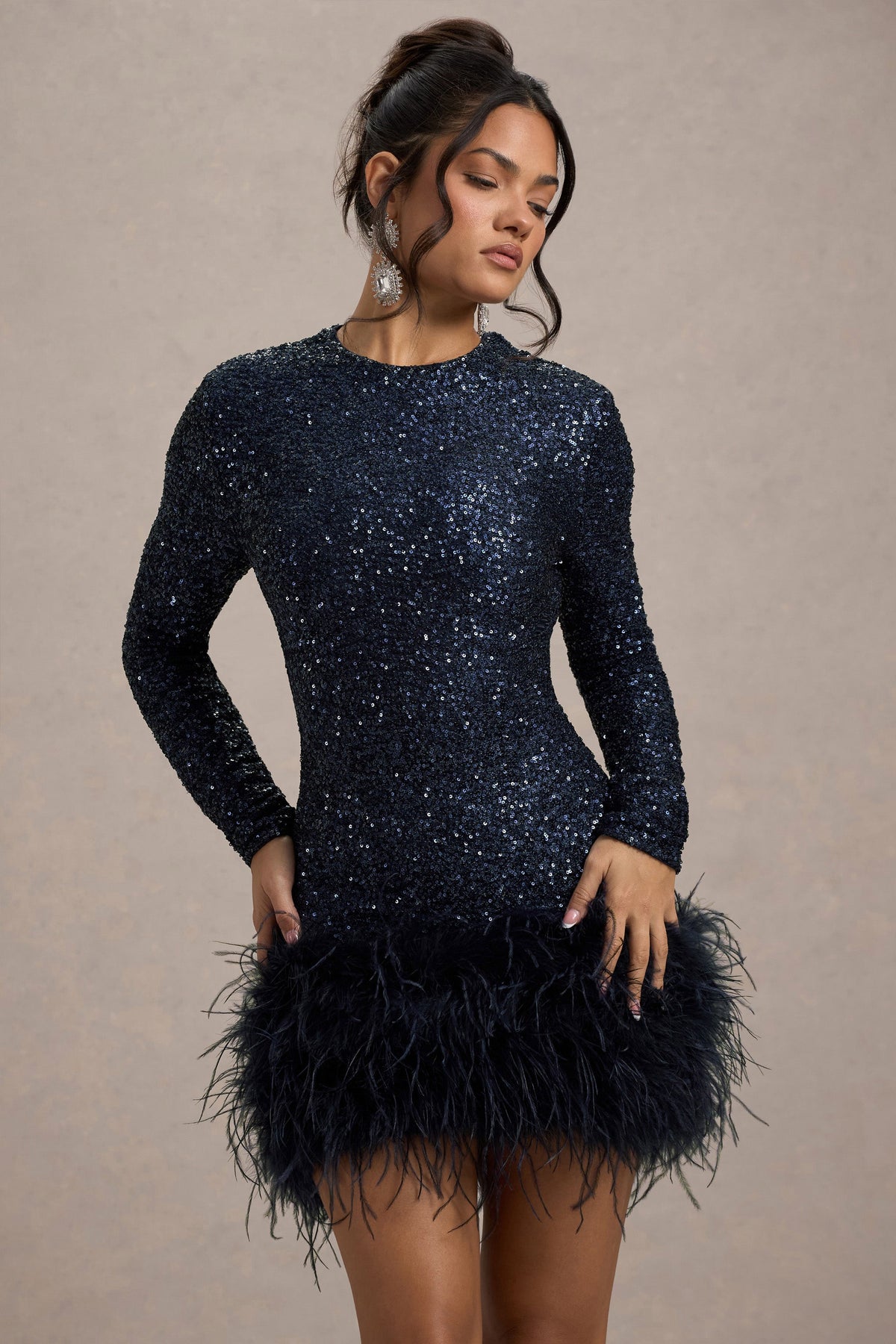 Claudia | Vestido corto de lentejuelas azul marino  con dobladillo de plumas