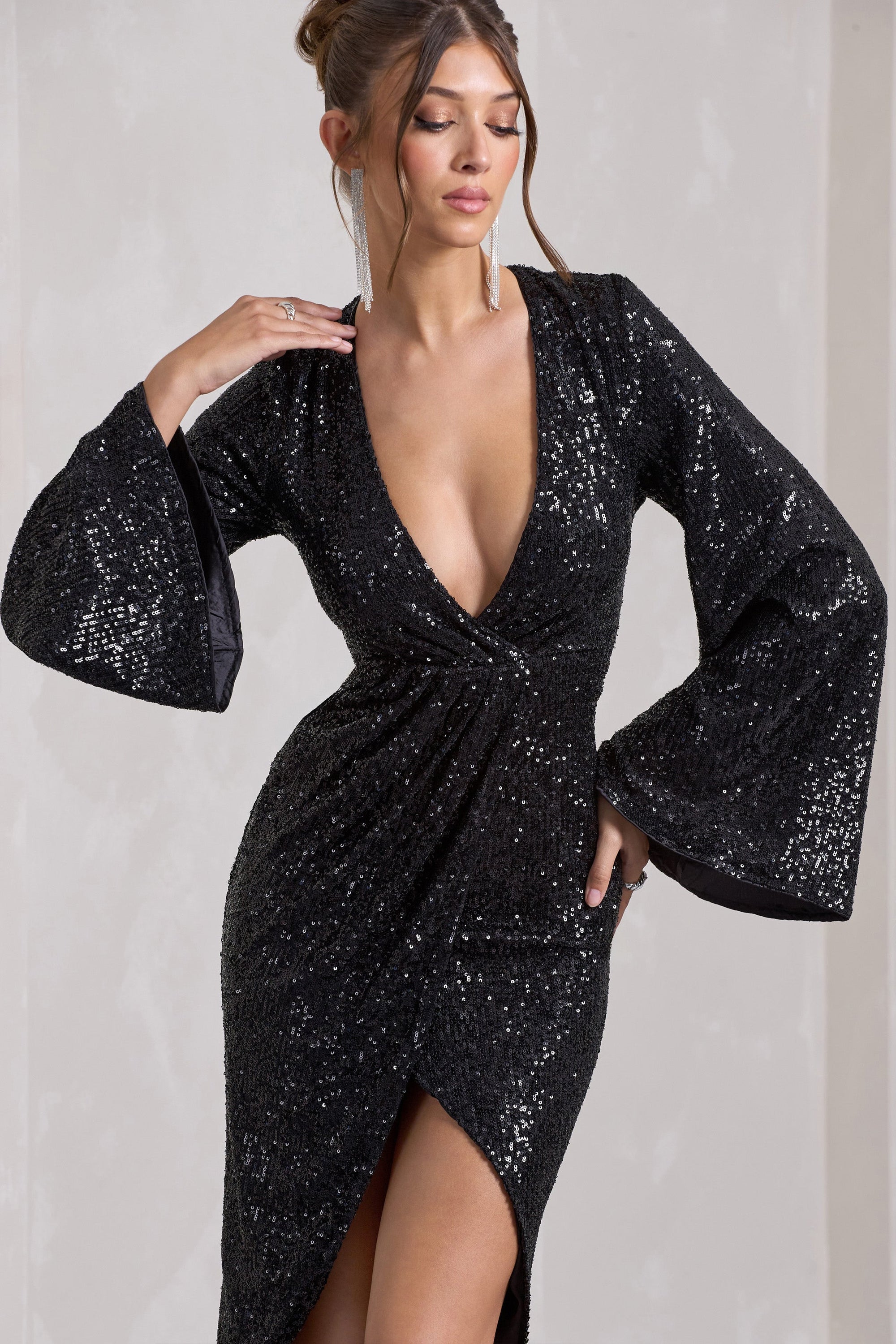 Amber | Vestido Midi Negro con Lentejuelas y Escote Pronunciado Cruzado