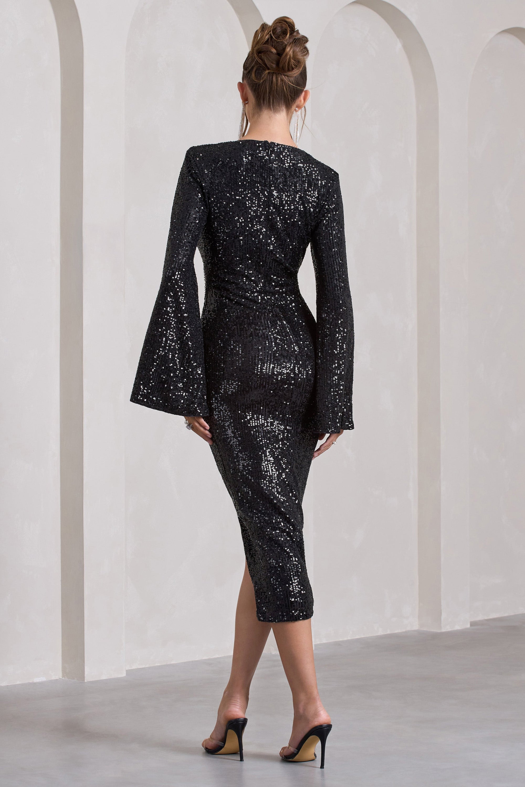 Amber | Vestido Midi Negro con Lentejuelas y Escote Pronunciado Cruzado