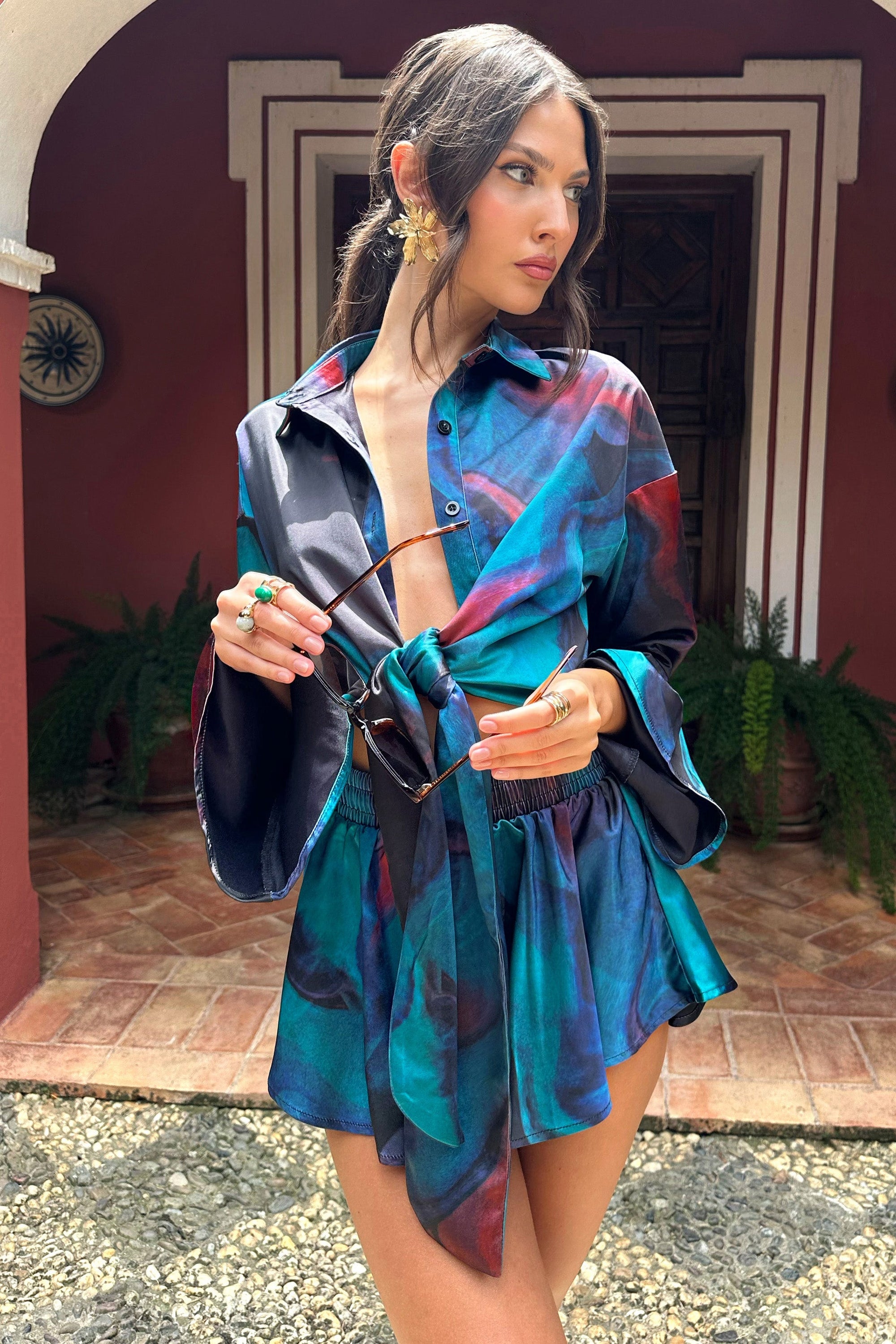 Marisela | Blusa corta de satén con mangas acampanadas y estampado azul