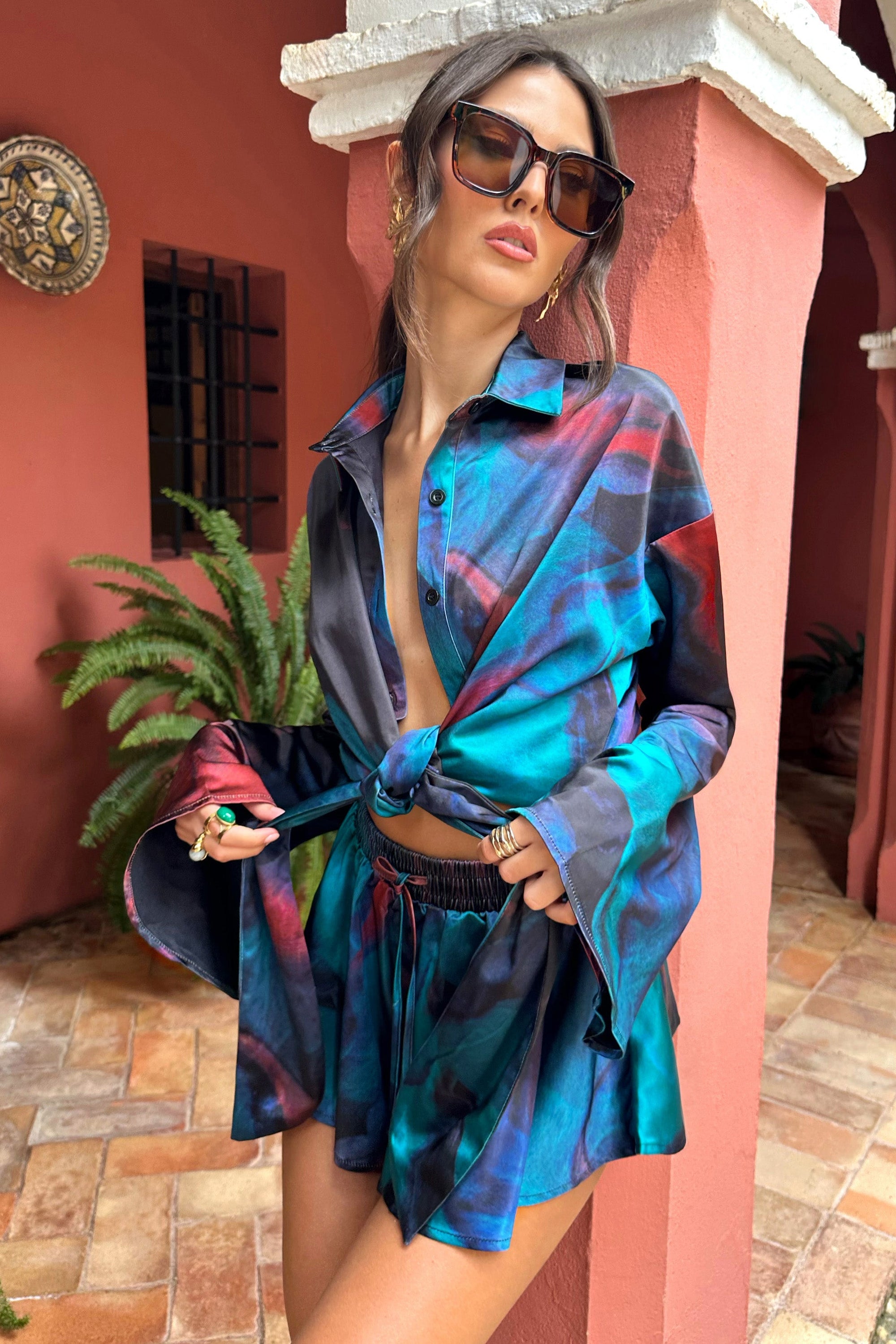 Marisela | Blusa corta de satén con mangas acampanadas y estampado azul