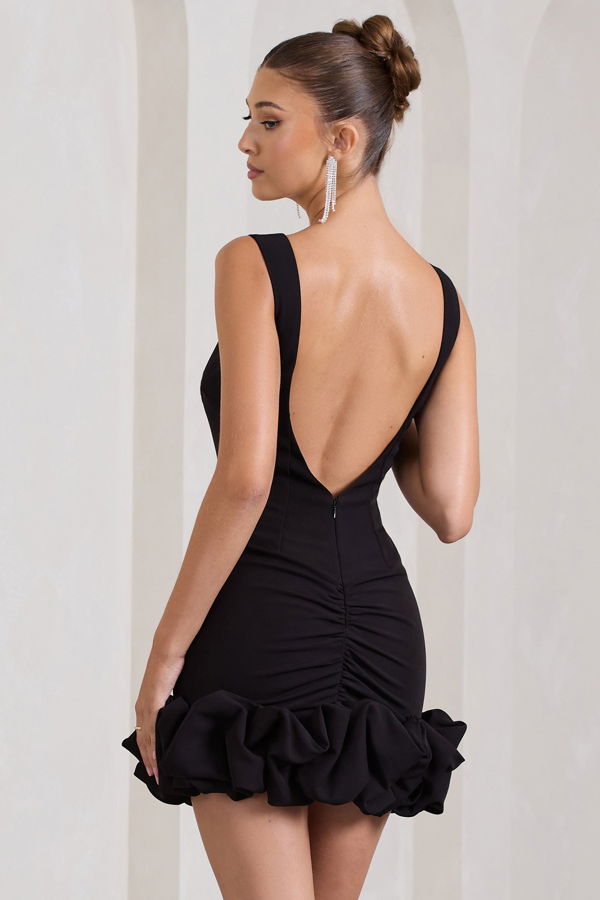 Lucy | Vestido corto negro con tirantes y bajo con volante