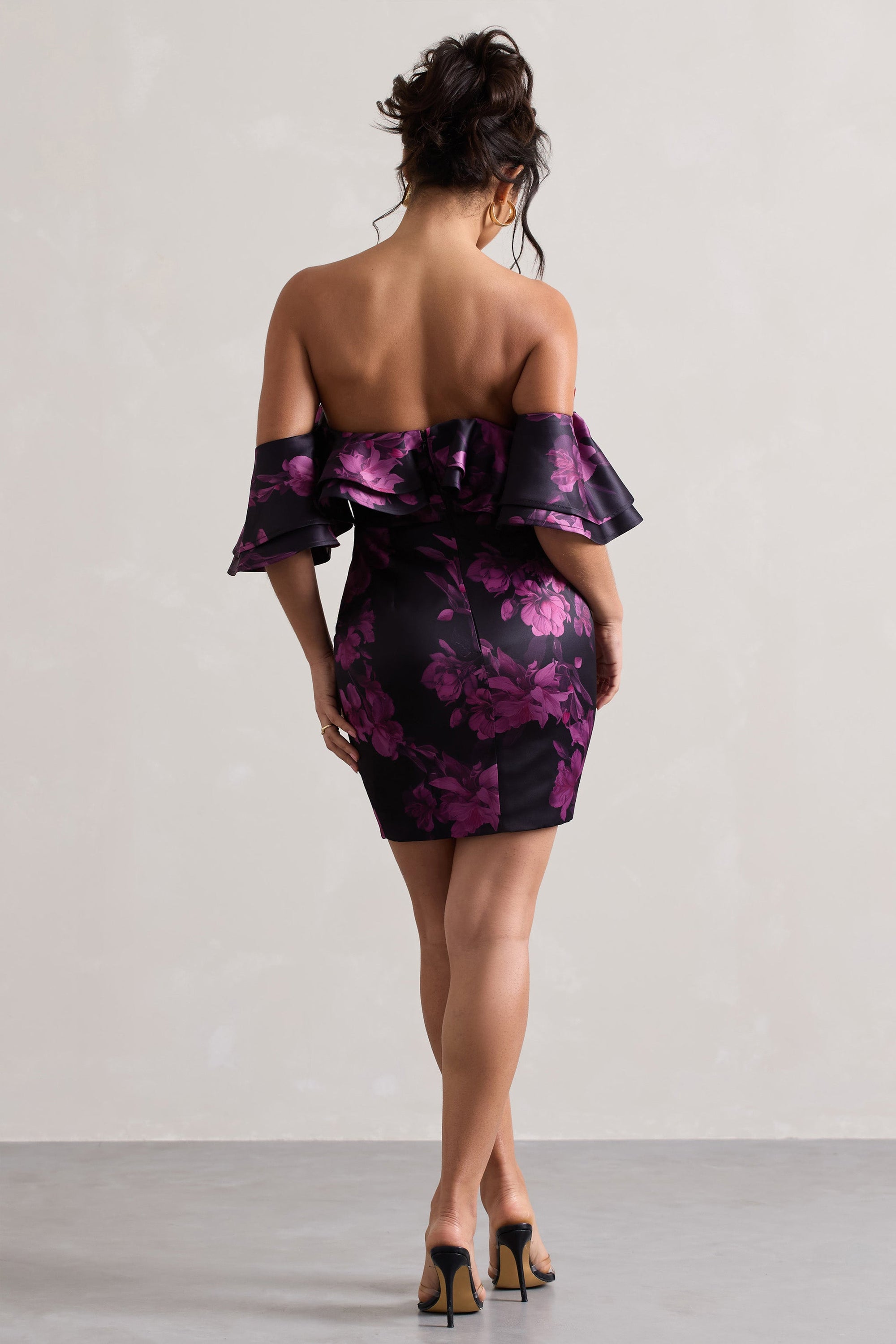 Aspen | Vestido Corto Bardot con Volantes y Estampado Floral Negro