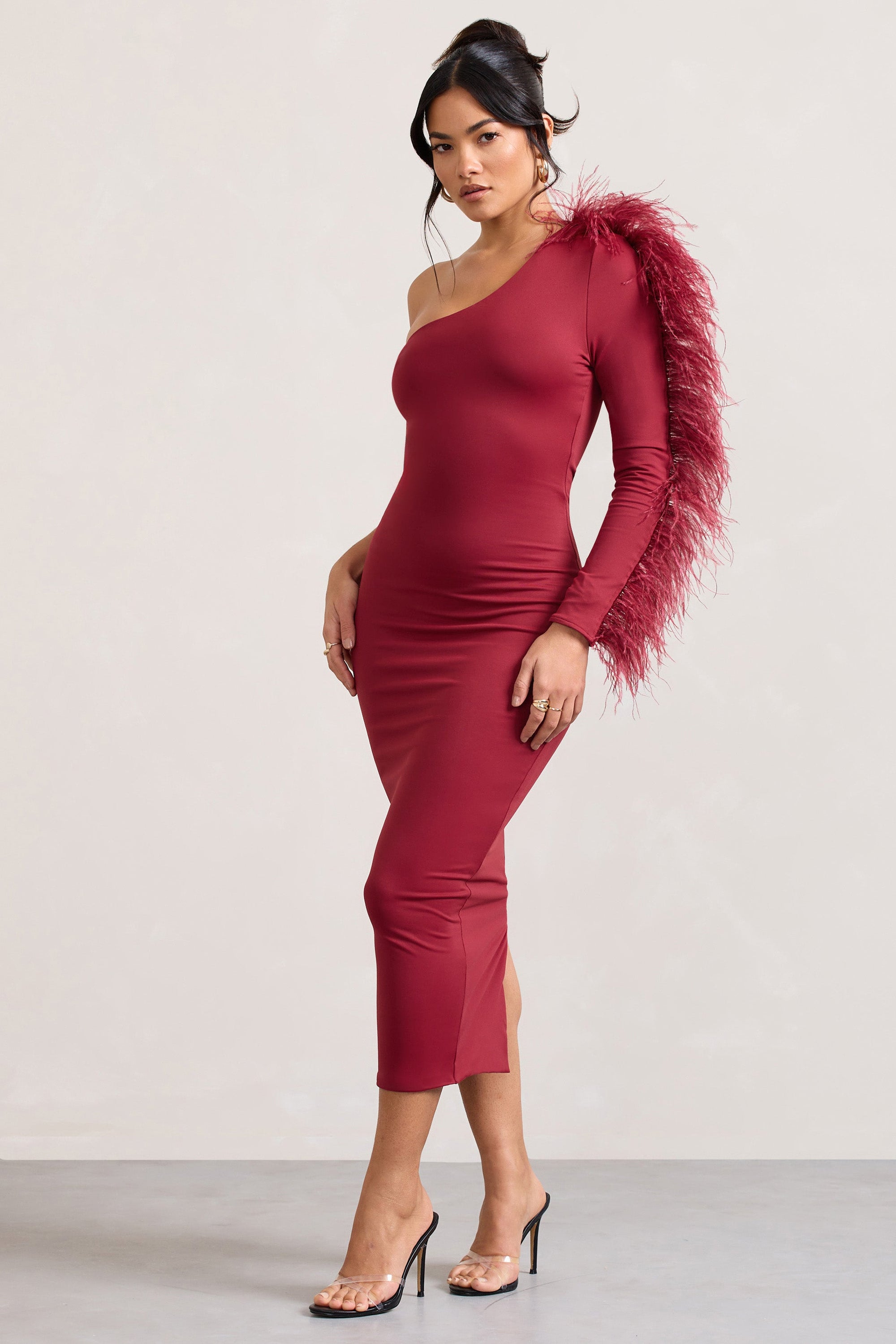 Wild One | Vestido Burdeos Midi Ajustado de Un Solo Hombro con Manga Adornada con Plumas